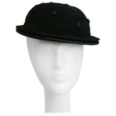 Cappello nero con bottoni ricoperti, anni '30