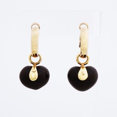 Boucles d'oreilles pendantes en forme de cœur noir par Agatha Paris, années 1980