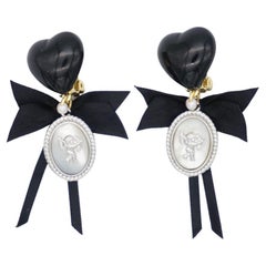 Boucles d'oreilles à clip avec noeud en argent Cupidon Ange Moonstone et coeur noir