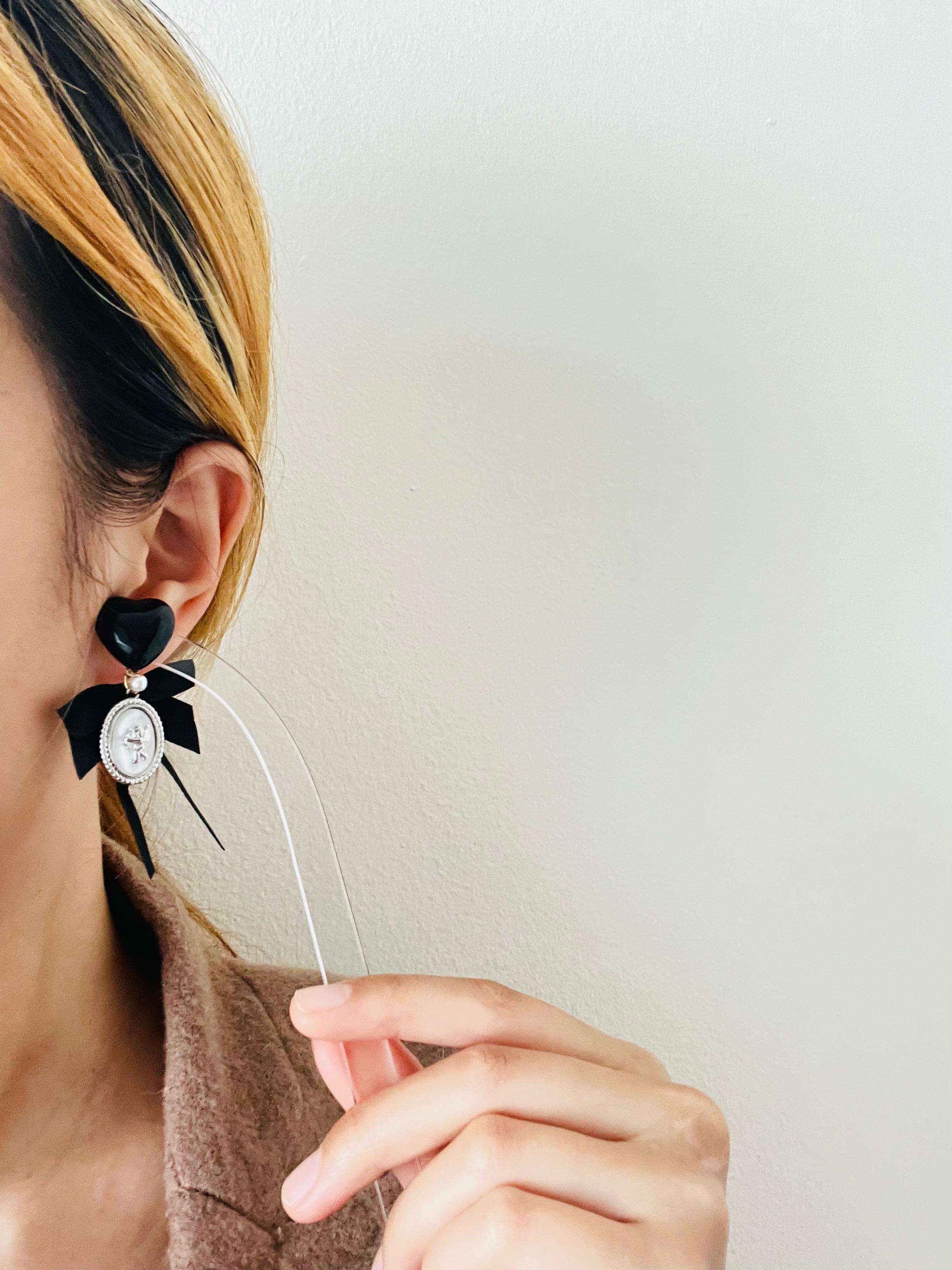 Pendants d'oreilles Pierce en argent Cupidon Ange Pierre de Lune avec noeud en forme de coeur noir en vente 1