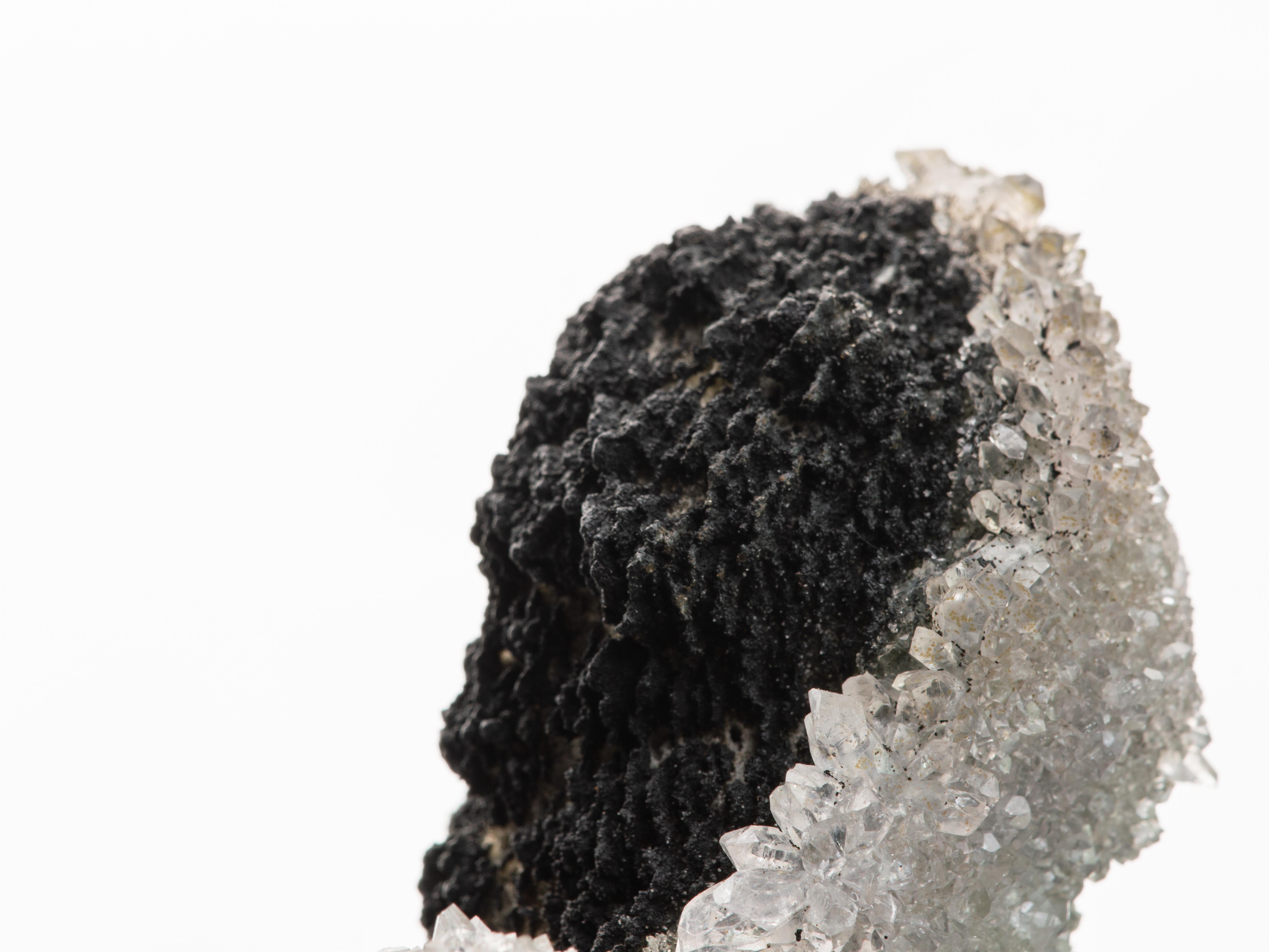 Hematite noire avec une couverture de quartz blanc en vente 4