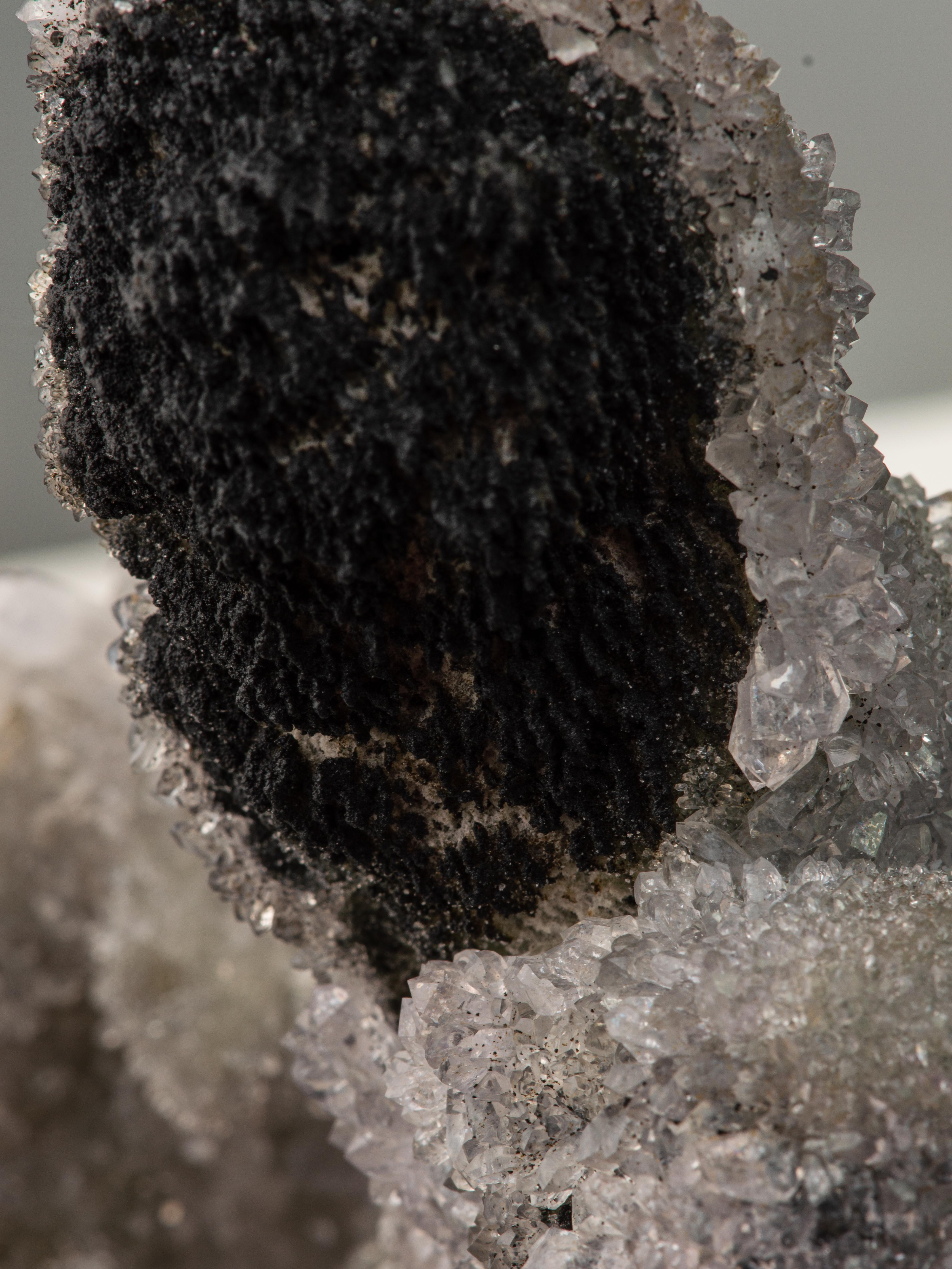 Hematite noire avec une couverture de quartz blanc en vente 5