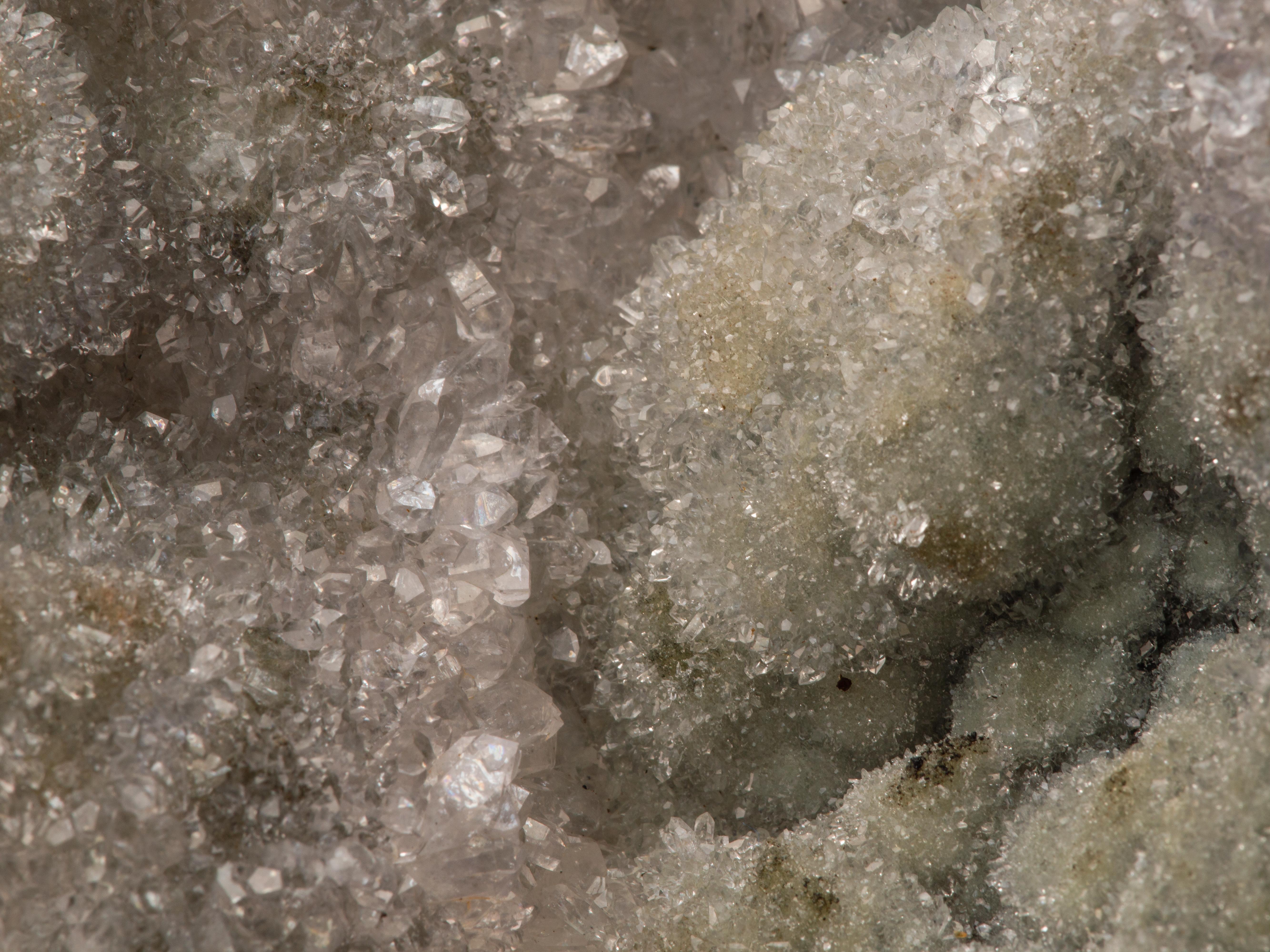 Hematite noire avec une couverture de quartz blanc en vente 7