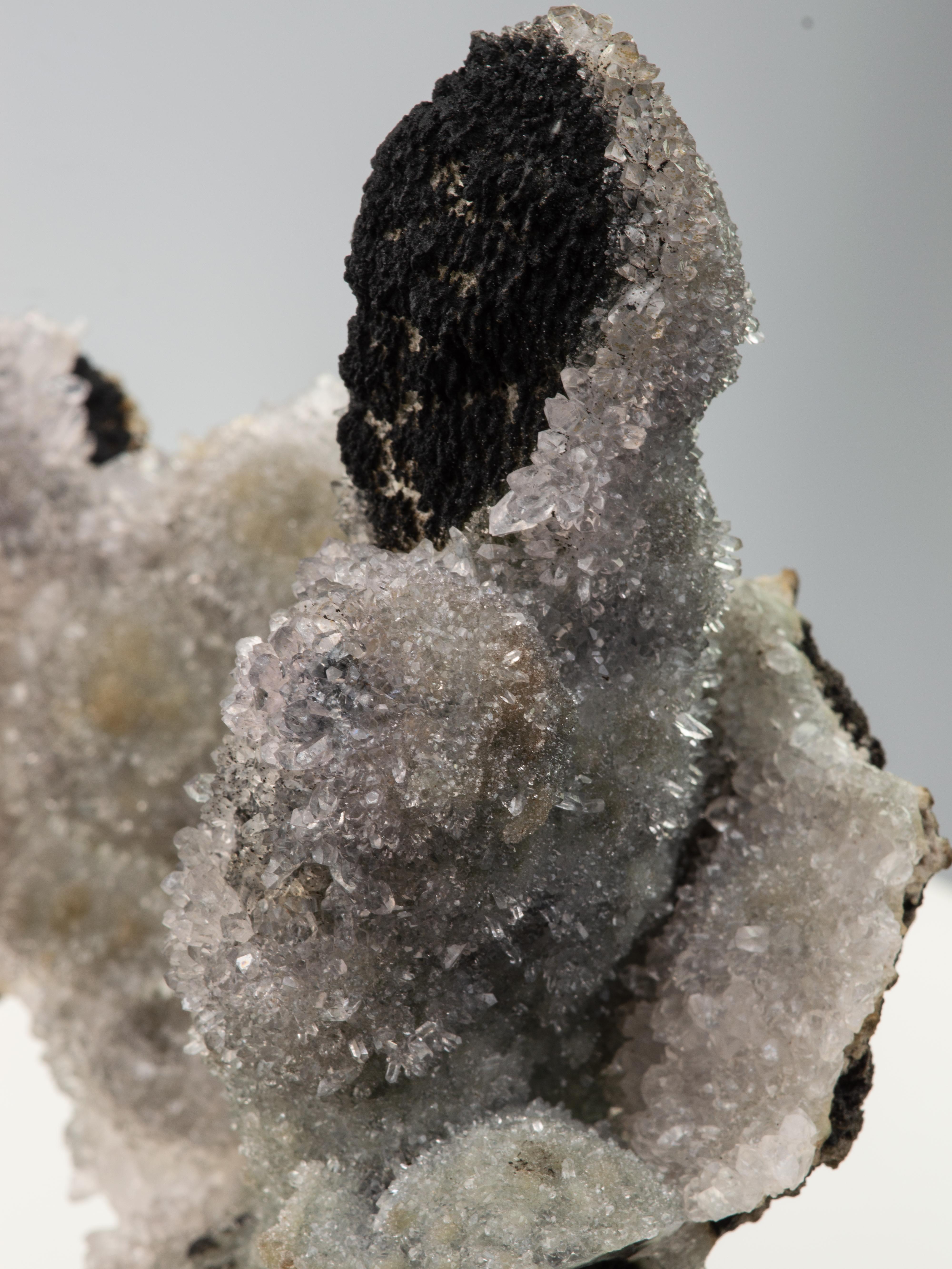 Hematite noire avec une couverture de quartz blanc en vente 9