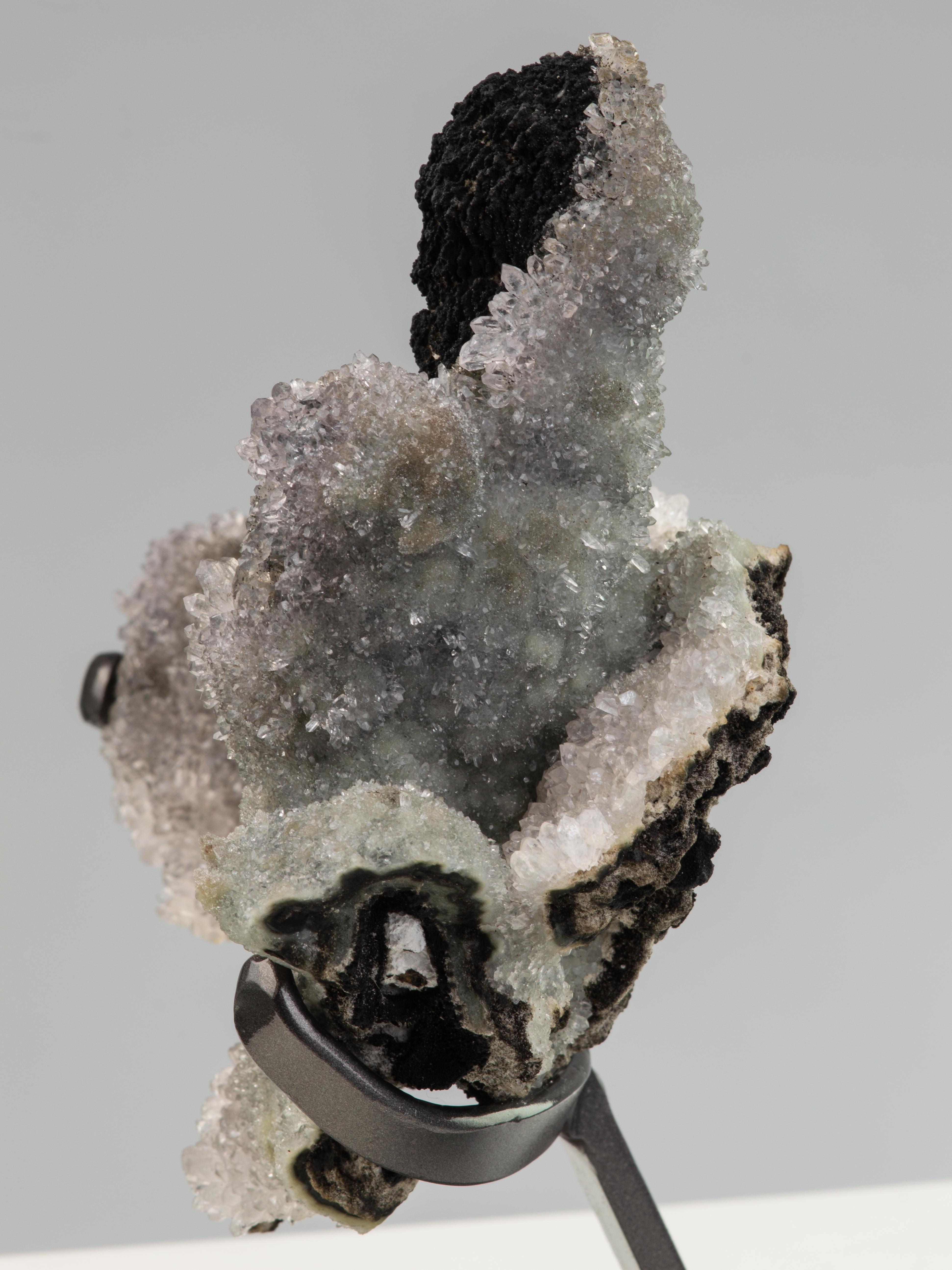 Hematite noire avec une couverture de quartz blanc en vente 11