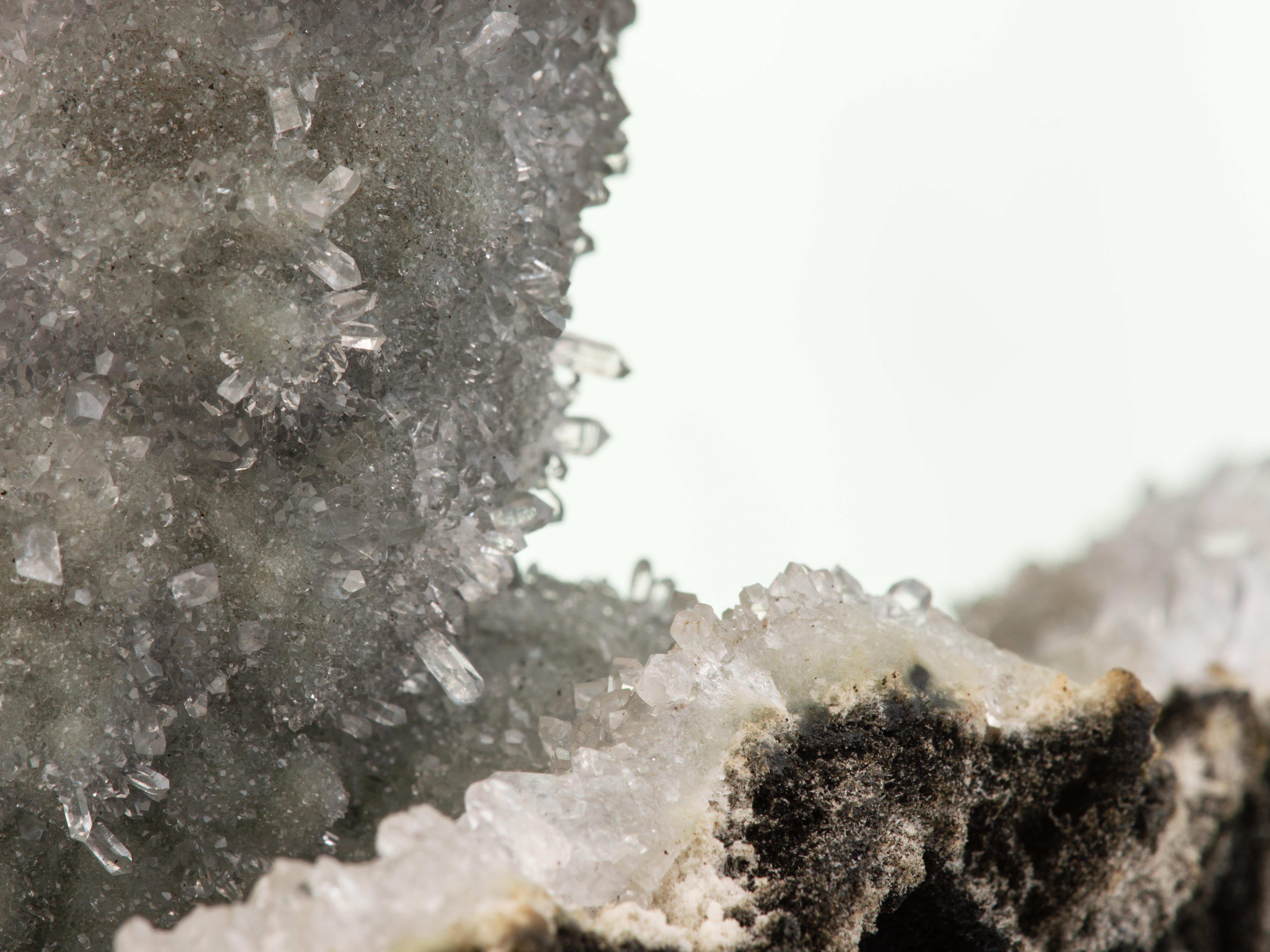 Hematite noire avec une couverture de quartz blanc en vente 12