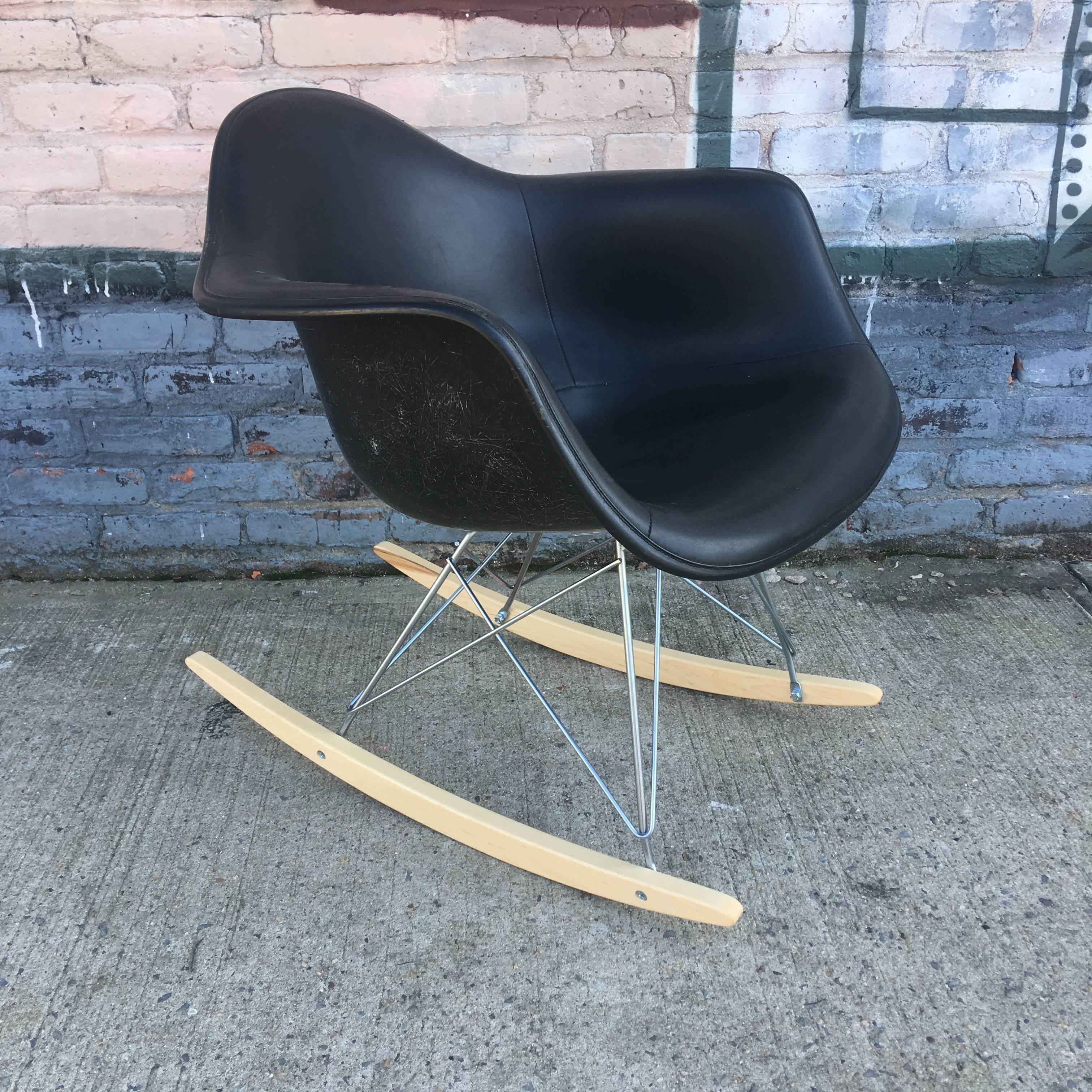 Mid-Century Modern Fauteuil à bascule en fibre de verre Herman Miller noir