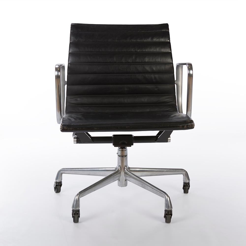 A great used example of the Classic Eames Herman Miller EA335 'task chair' also known as the 'desk chair'. In the iconic black leather and on its original manually height adjustable caster base, it truly is a great example of this revolutionary