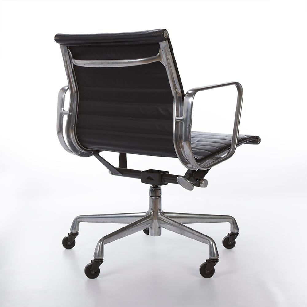 Mid-Century Modern Black Herman Miller Original Eames EA335 Office Chair Castor Base For Sale