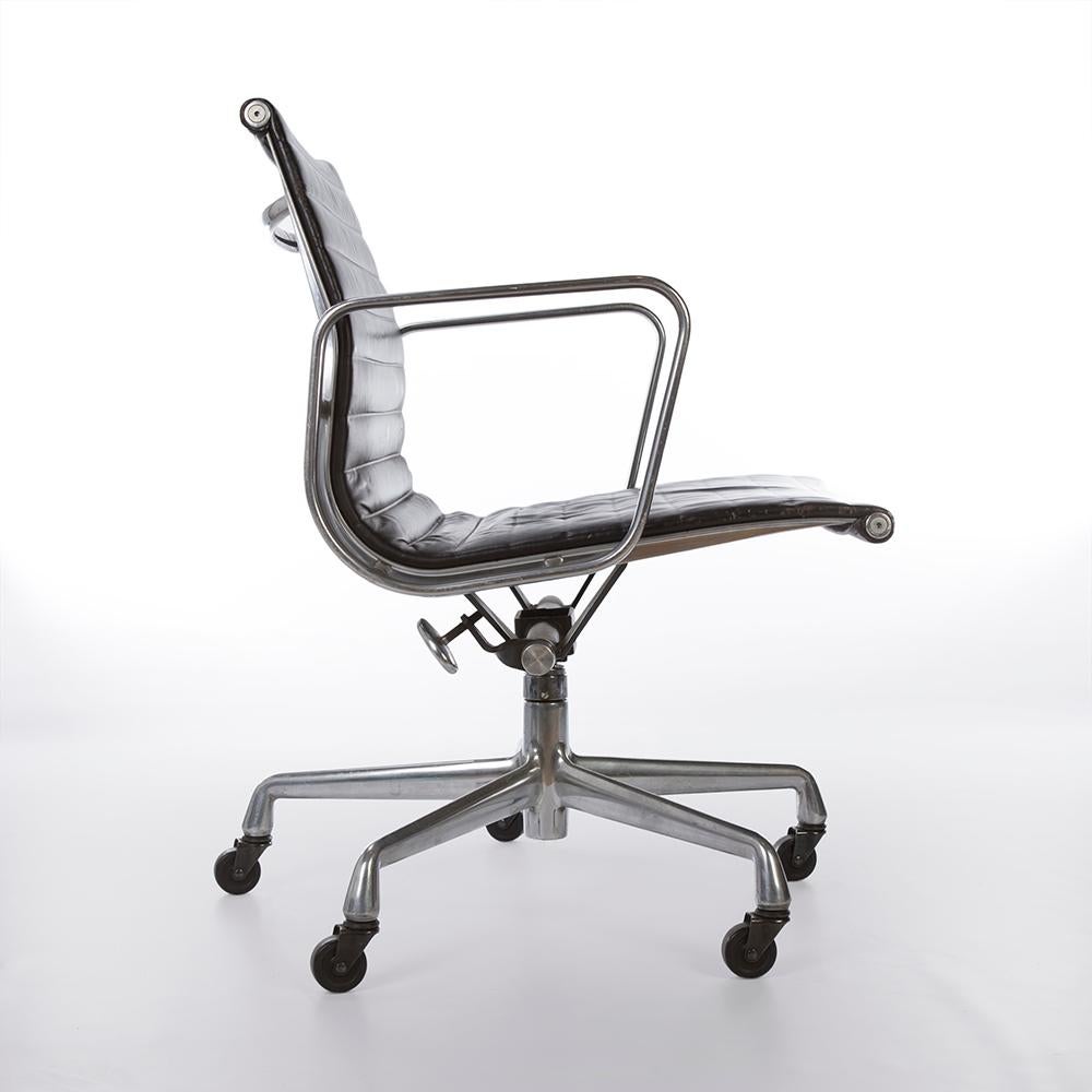 20th Century Black Herman Miller Original Eames EA335 Office Chair Castor Base For Sale
