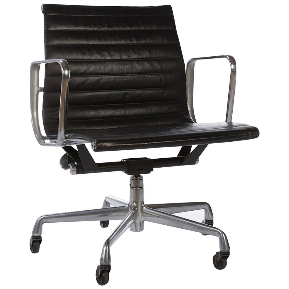 Black Herman Miller Original Eames EA335 Office Chair Castor Base For Sale