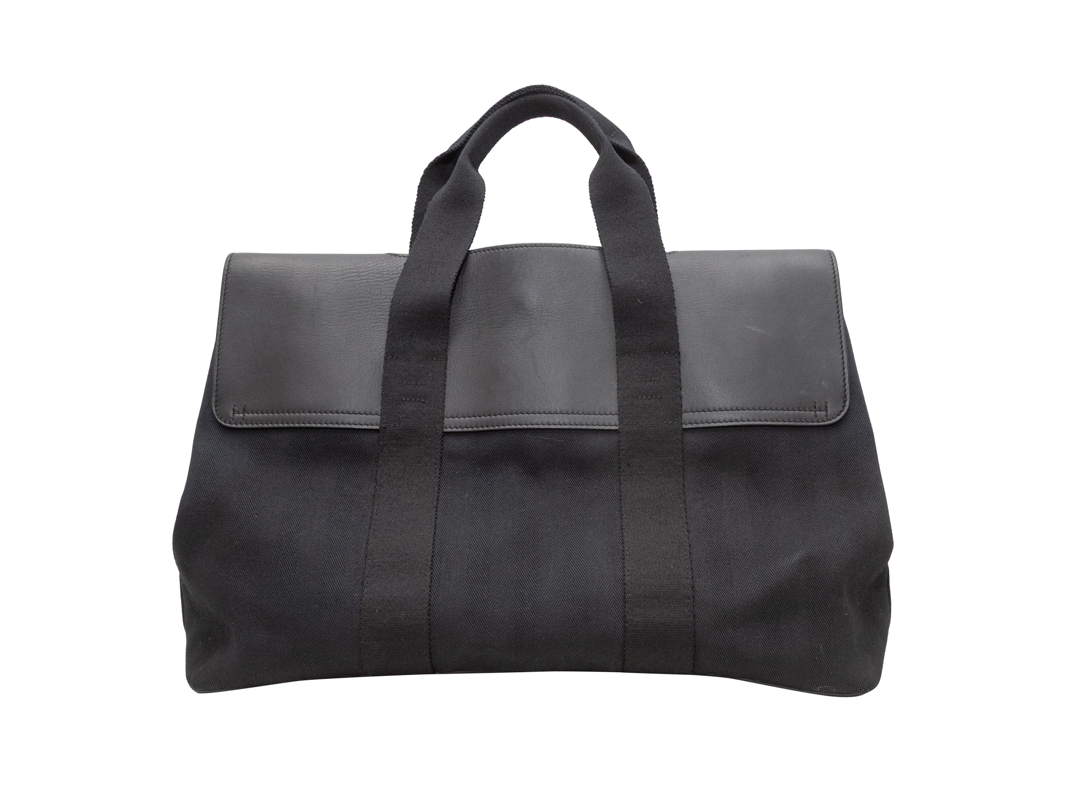 Bolso Hermes Valparaiso MM negro. El Tote Valparaíso MM tiene un cuerpo de algodón y piel, dos asas superiores y un cierre de solapa frontal. 15,75