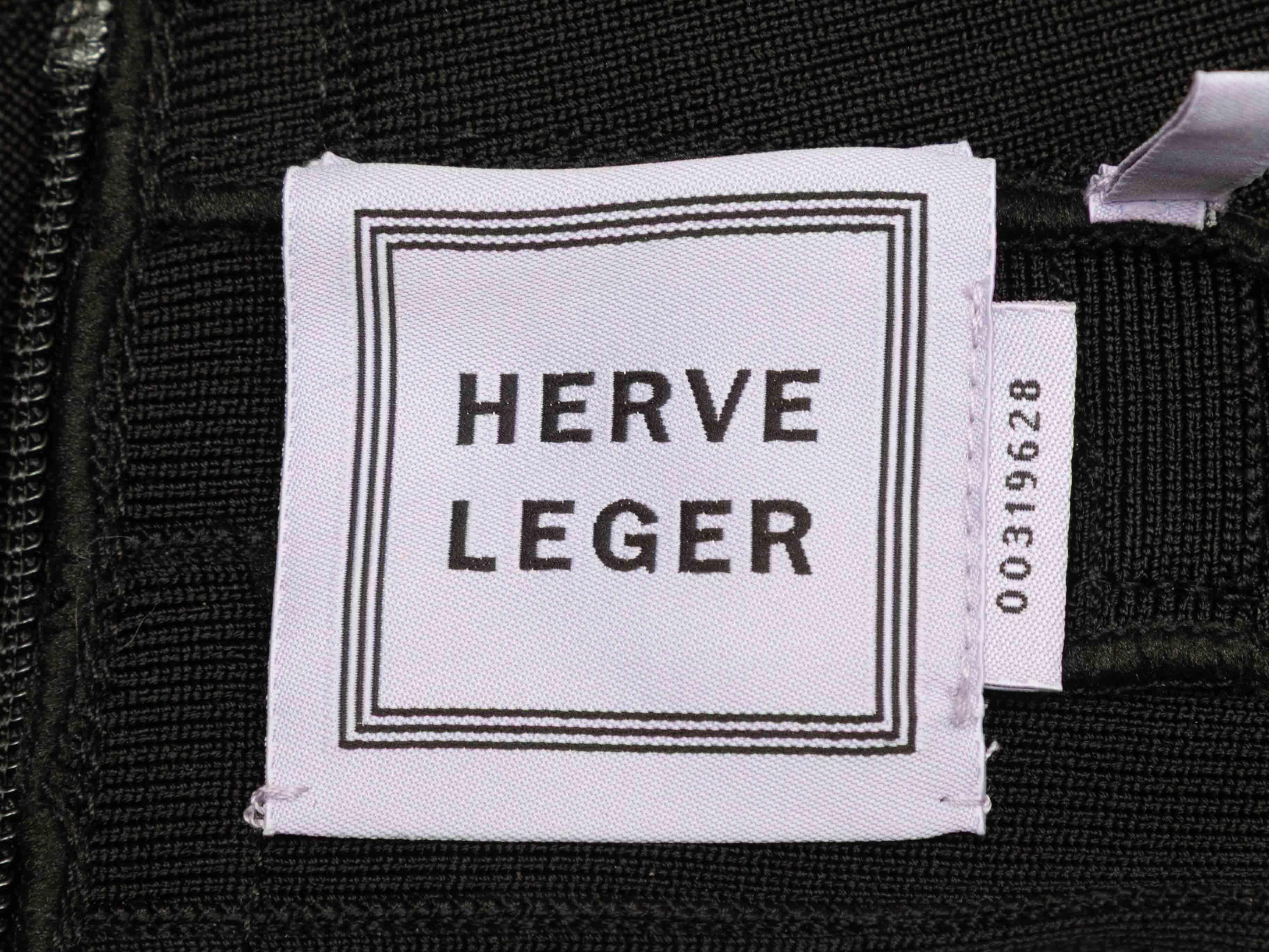 Mini robe bandage noire à épaules courtes de Herve Leger. Fermeture à glissière au dos. Poitrine 24