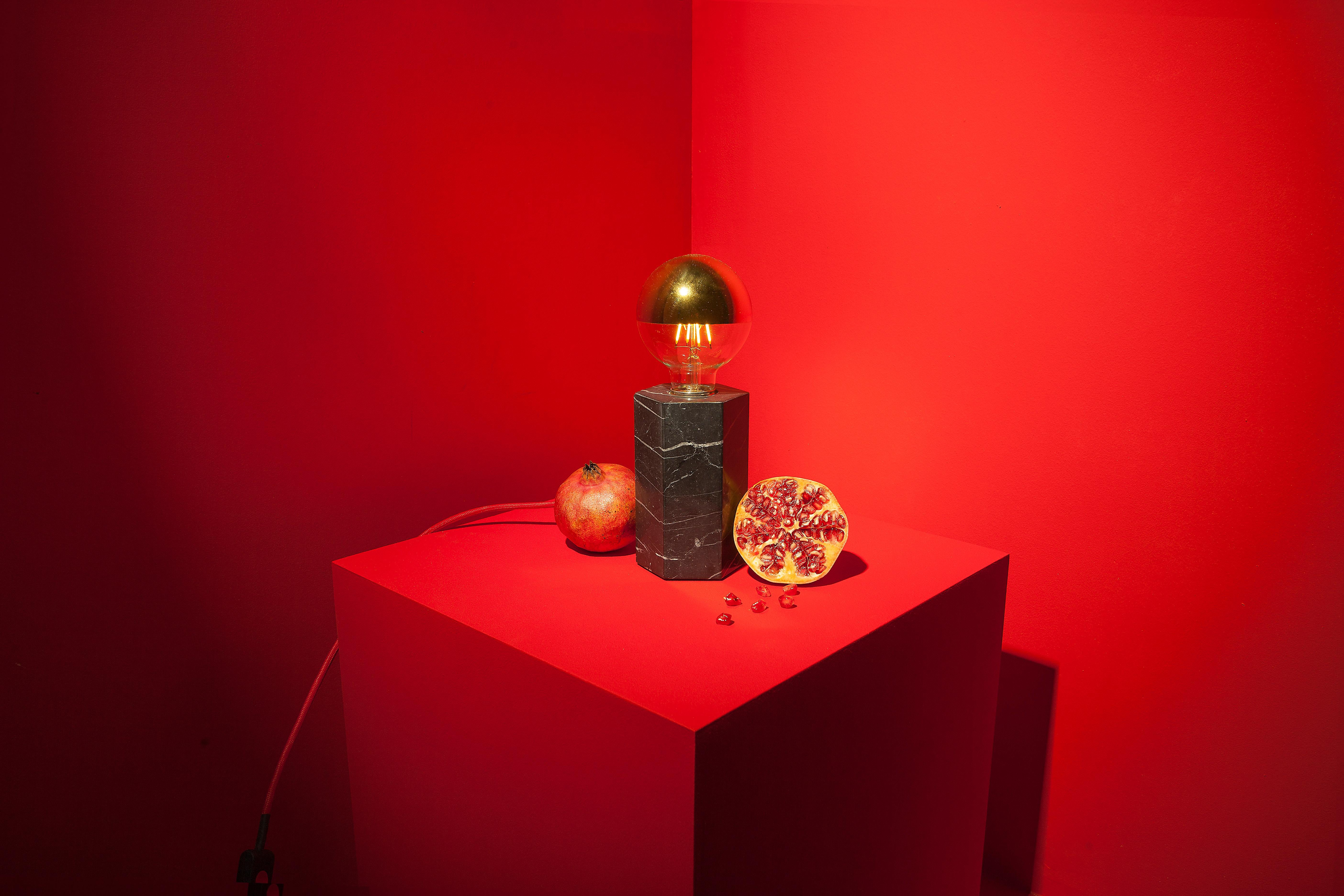 Minimalistische schwarze Hex-Lampe aus schwarzem Marquina-Marmor von Aparentment (Spanisch) im Angebot