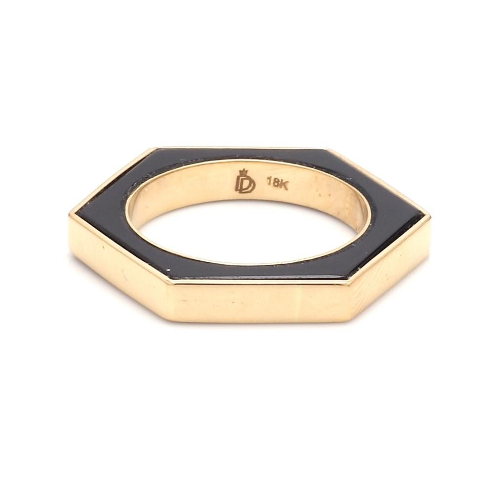 Anello in oro 18k con onice nera

Questo particolare anello presenta un onice nero a taglio esagonale, perfettamente integrato nel design. L'audace pietra nera è incastonata in un elegante cinturino in oro 18k, creando un contrasto sorprendente. La