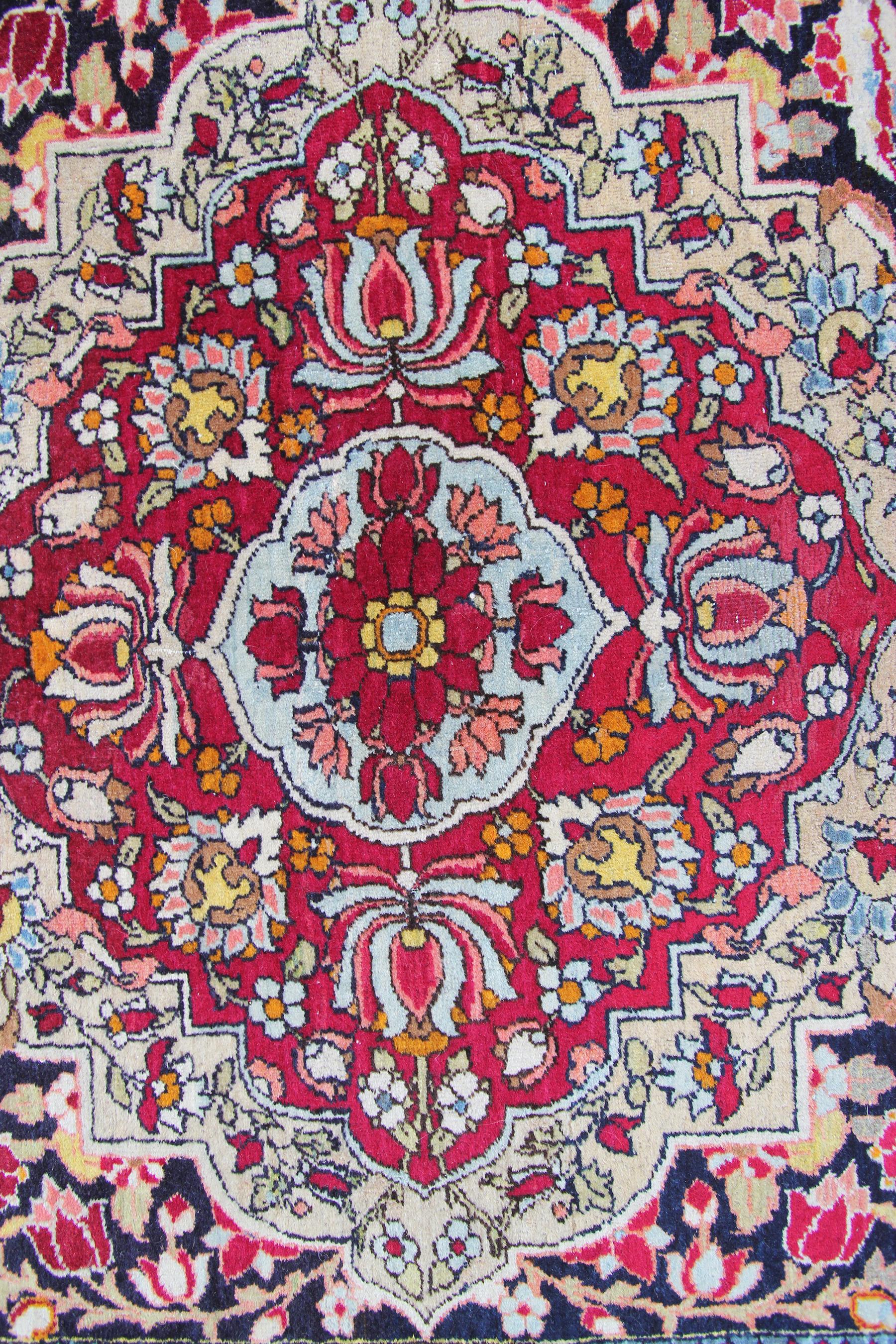 Schwarzer, hochwertiger, antiker, persischer Isfahan-Teppich, handwerkliche Arbeit, 4x5 107x153cm im Zustand „Gut“ im Angebot in New York, NY