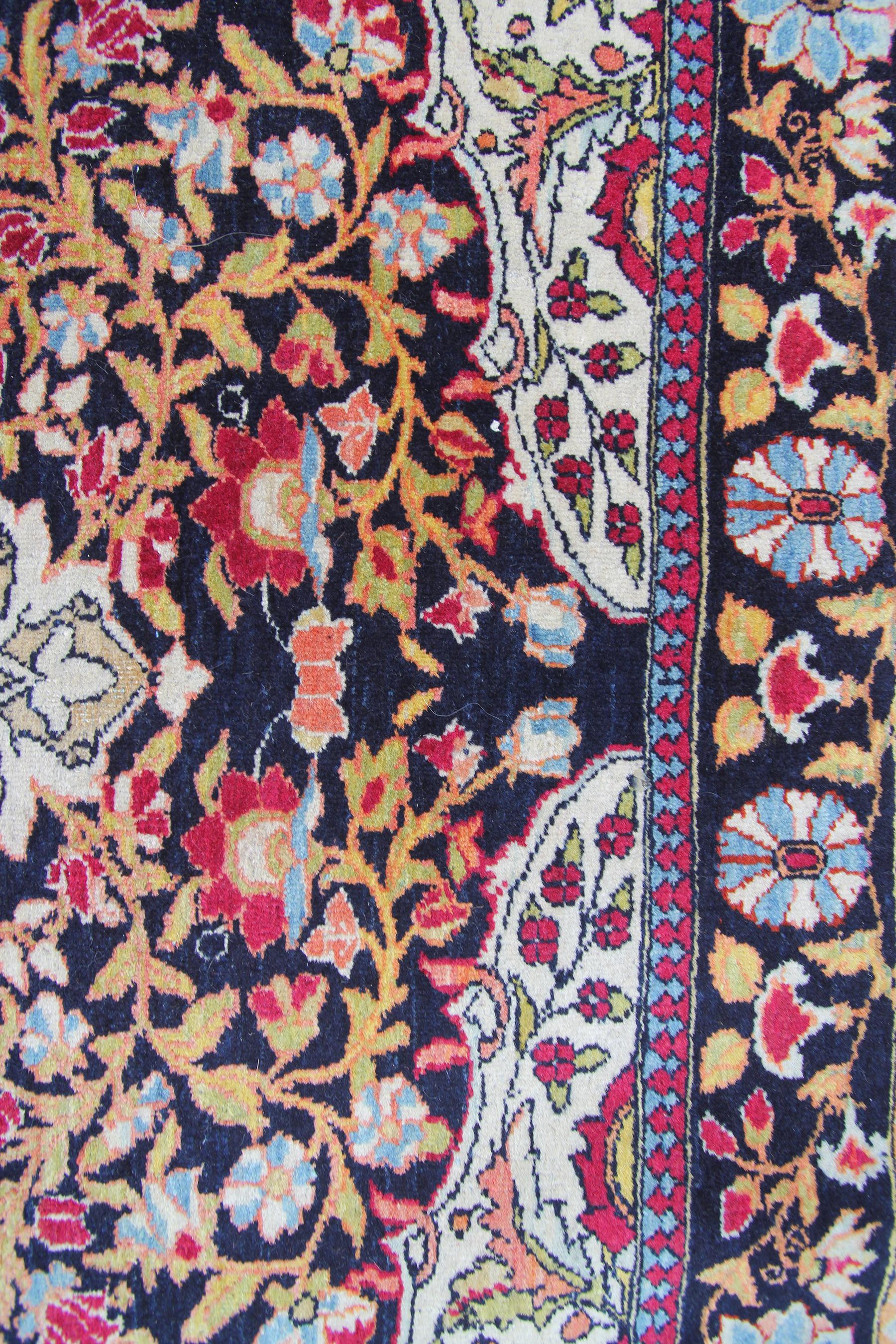 Schwarzer, hochwertiger, antiker, persischer Isfahan-Teppich, handwerkliche Arbeit, 4x5 107x153cm im Angebot 1