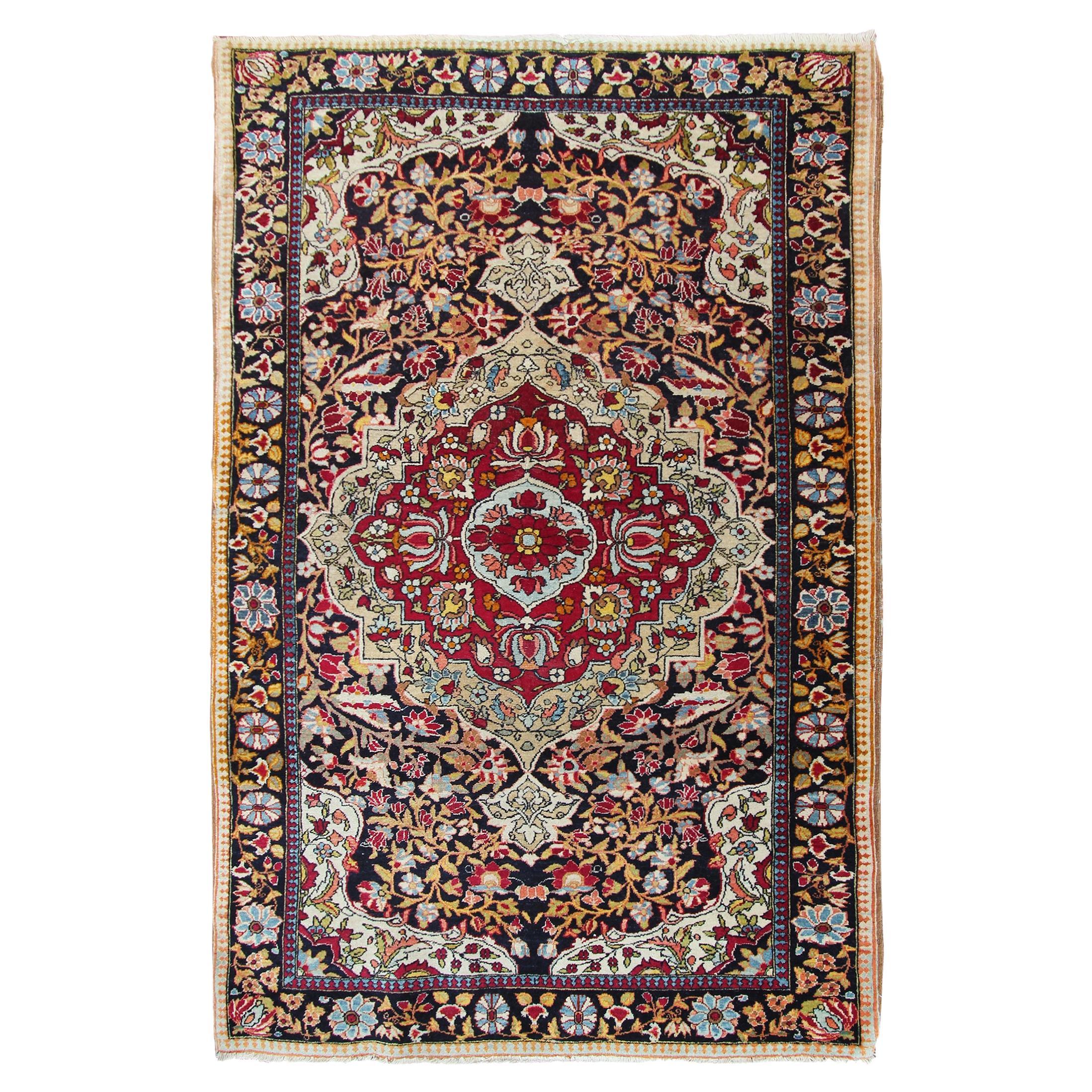 Schwarzer, hochwertiger, antiker, persischer Isfahan-Teppich, handwerkliche Arbeit, 4x5 107x153cm im Angebot