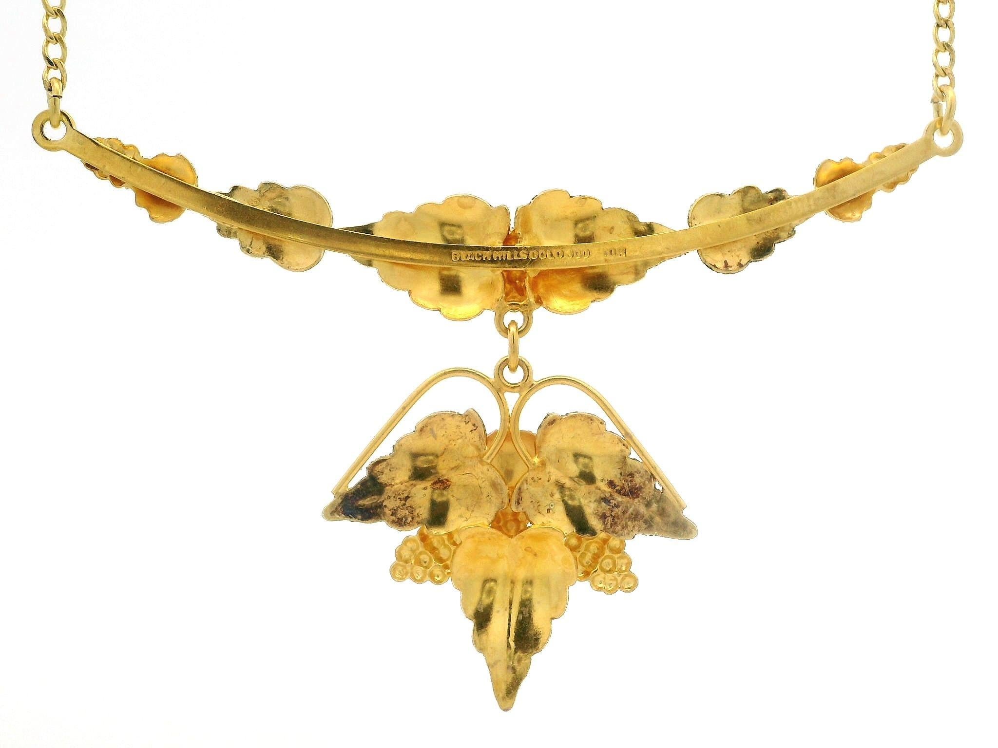 Collier pendentif Black Hills en or jaune, vert et rose 10 carats avec grande feuille détaillée Bon état - En vente à Montclair, NJ