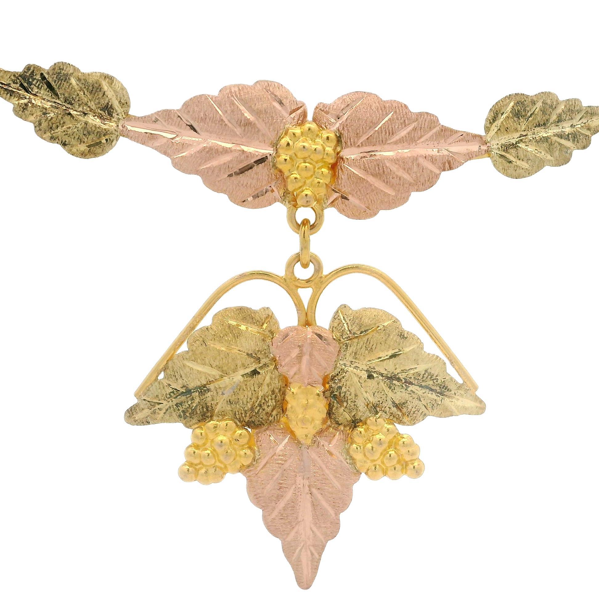 Collier pendentif Black Hills en or jaune, vert et rose 10 carats avec grande feuille détaillée en vente 1