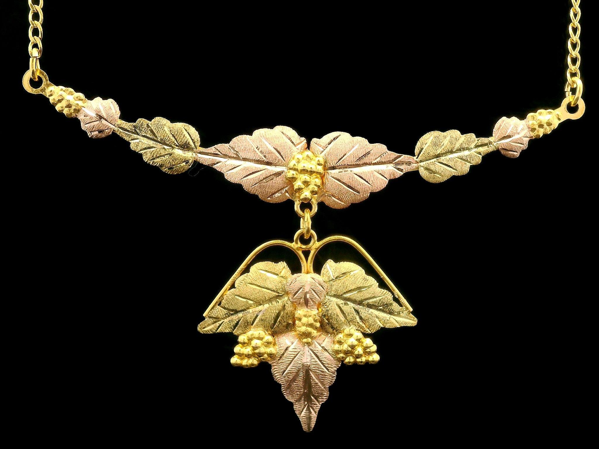 Collier pendentif Black Hills en or jaune, vert et rose 10 carats avec grande feuille détaillée en vente 2