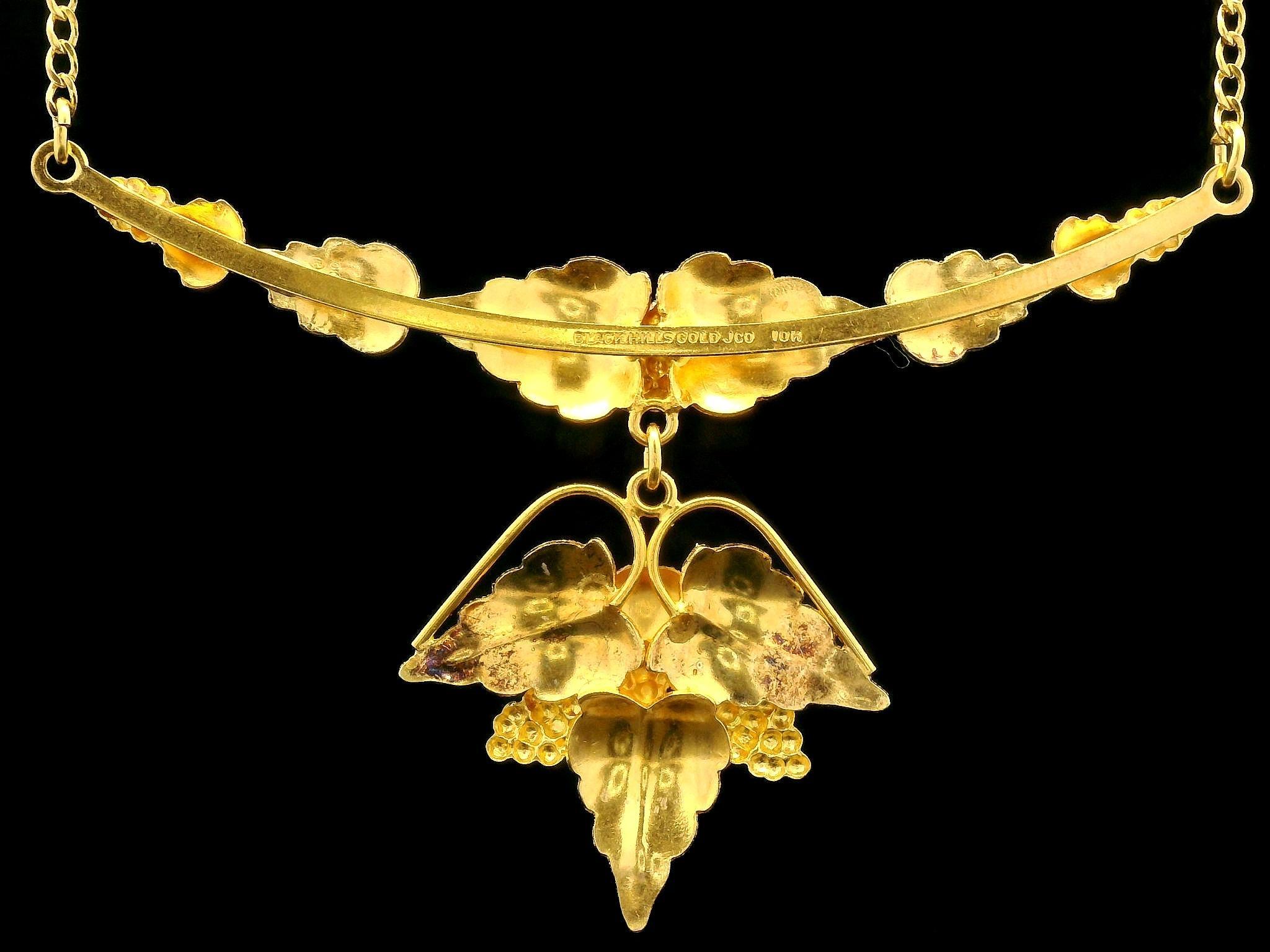 Collier pendentif Black Hills en or jaune, vert et rose 10 carats avec grande feuille détaillée en vente 3