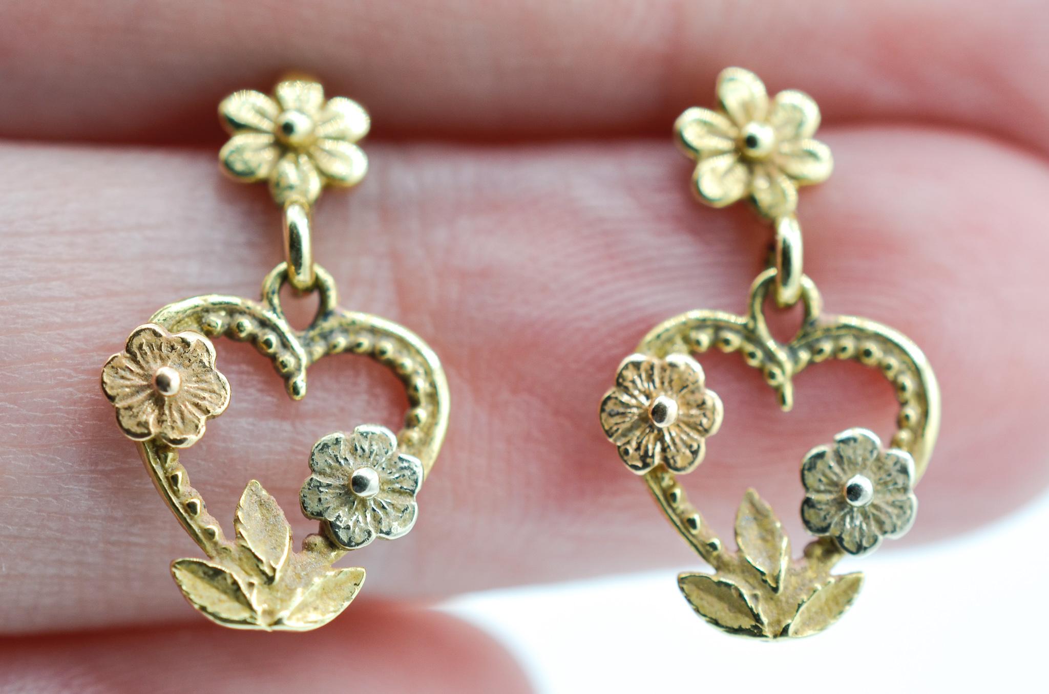 Verschönern Sie Ihr Outfit mit einem subtilen Statement. Diese Ohrringe aus dreifarbigem Black Hills Gold (14 Karat) haben ein herzförmiges, mit Blumen verziertes Design. Die Ohrringe sind in einem sehr guten Zustand; sie werden jedoch nicht mit den