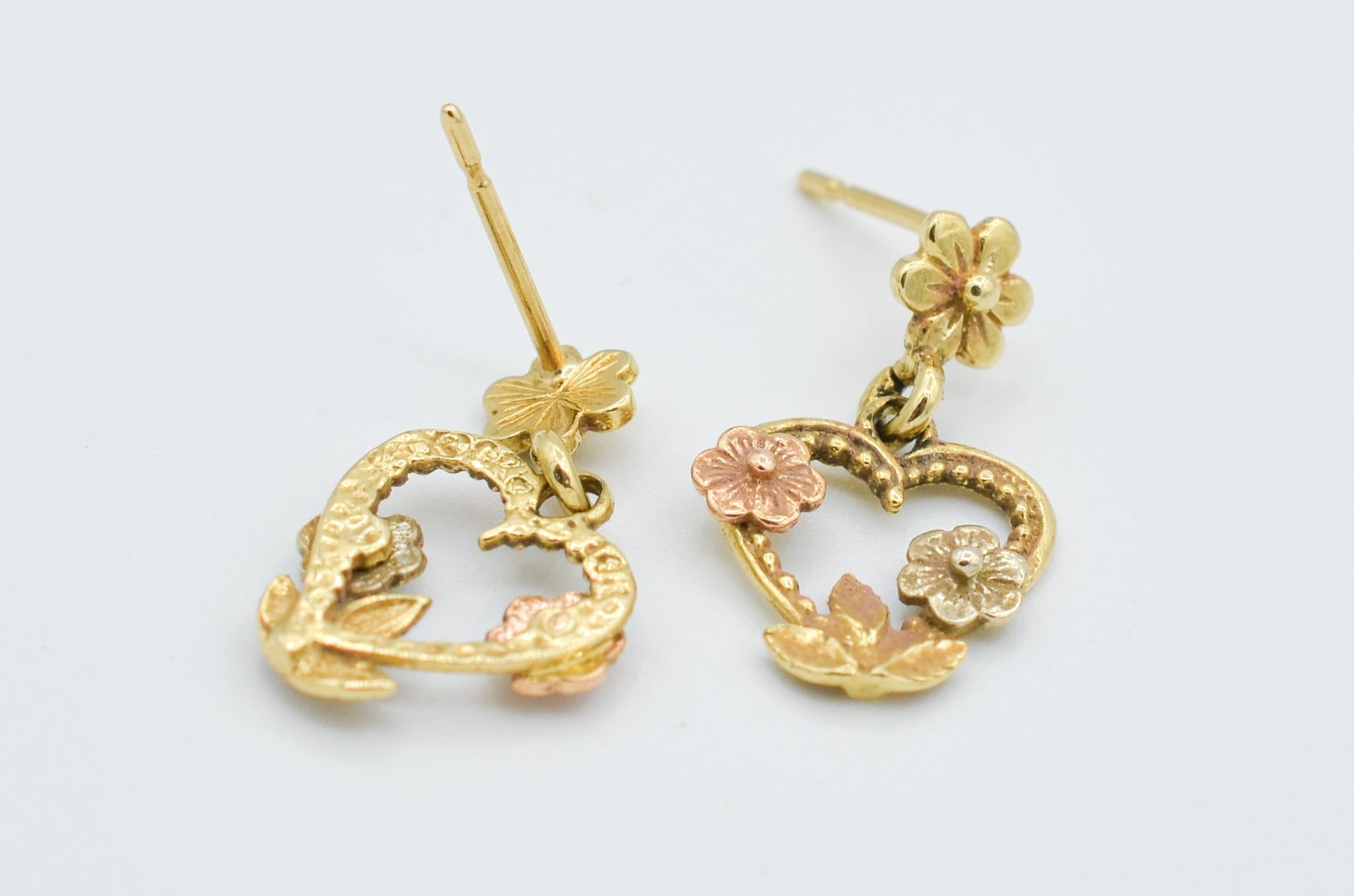 Black Hills Gold 14k Dreifarbiges Herz mit Blume Ohrringe 1,7 Gramm im Zustand „Gut“ in Centennial, CO