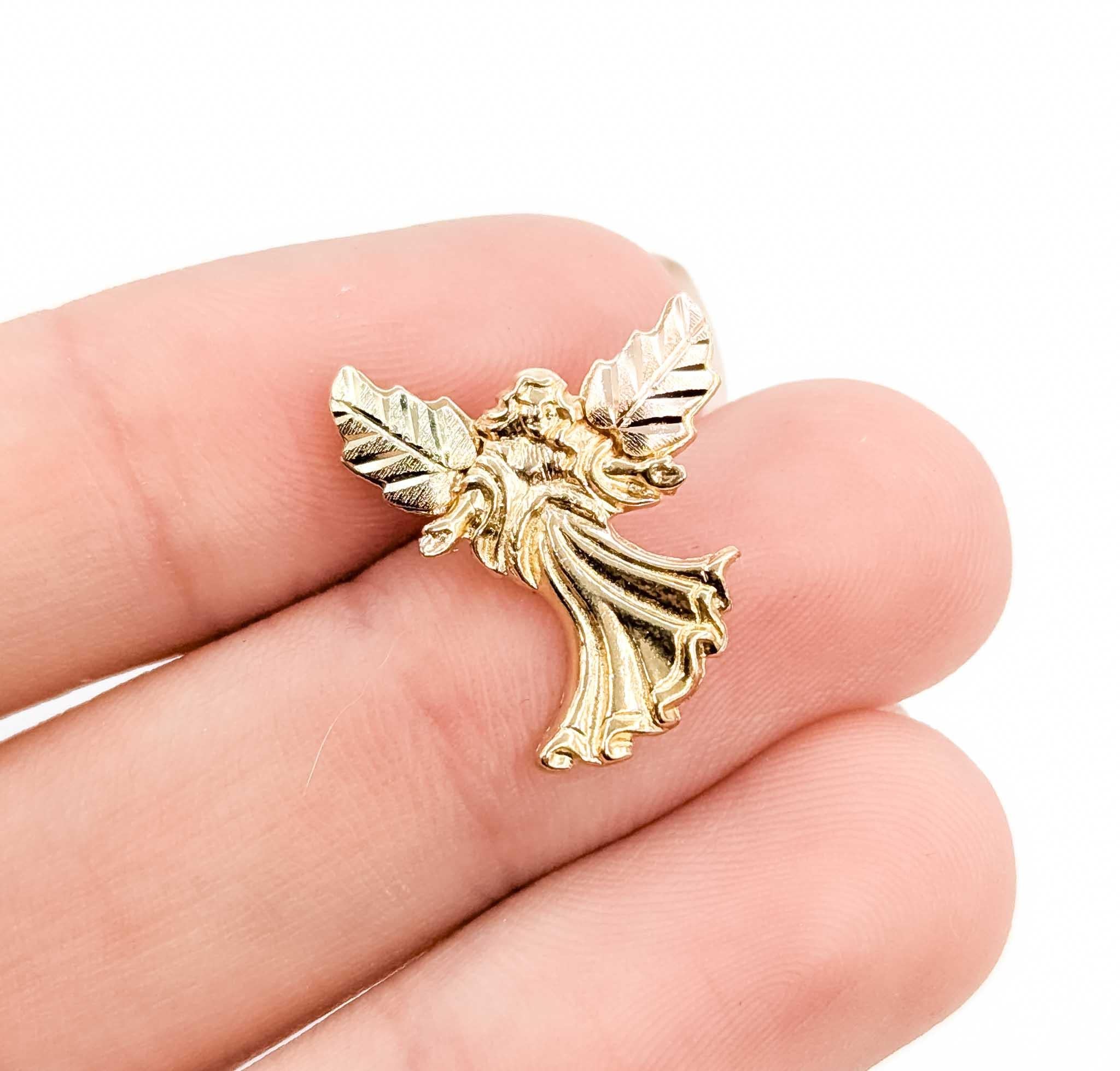 Questo delizioso ciondolo a forma di angelo di Black Hills Gold è realizzato in oro giallo 10 carati e presenta delicate ali di foglie tricolori in oro rosa, verde e giallo. Il grazioso design cattura l'angelo in movimento, che simboleggia pace,