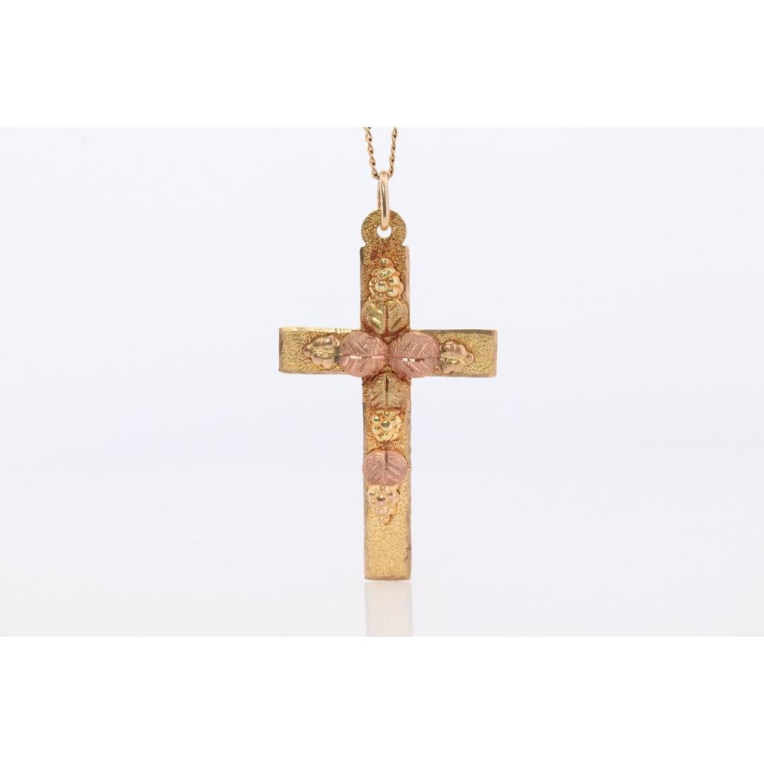 Vintage from before 2000
Materials: Paper

Style: Minimalist

Black Hills Gold 10k Larger Cross pendant

Condition: Shows no visible signs of wear.

Details:
3.1 Grams Cross 10k/12k
23mm by 42mm cross
17in Gold Filled Chain Necklace