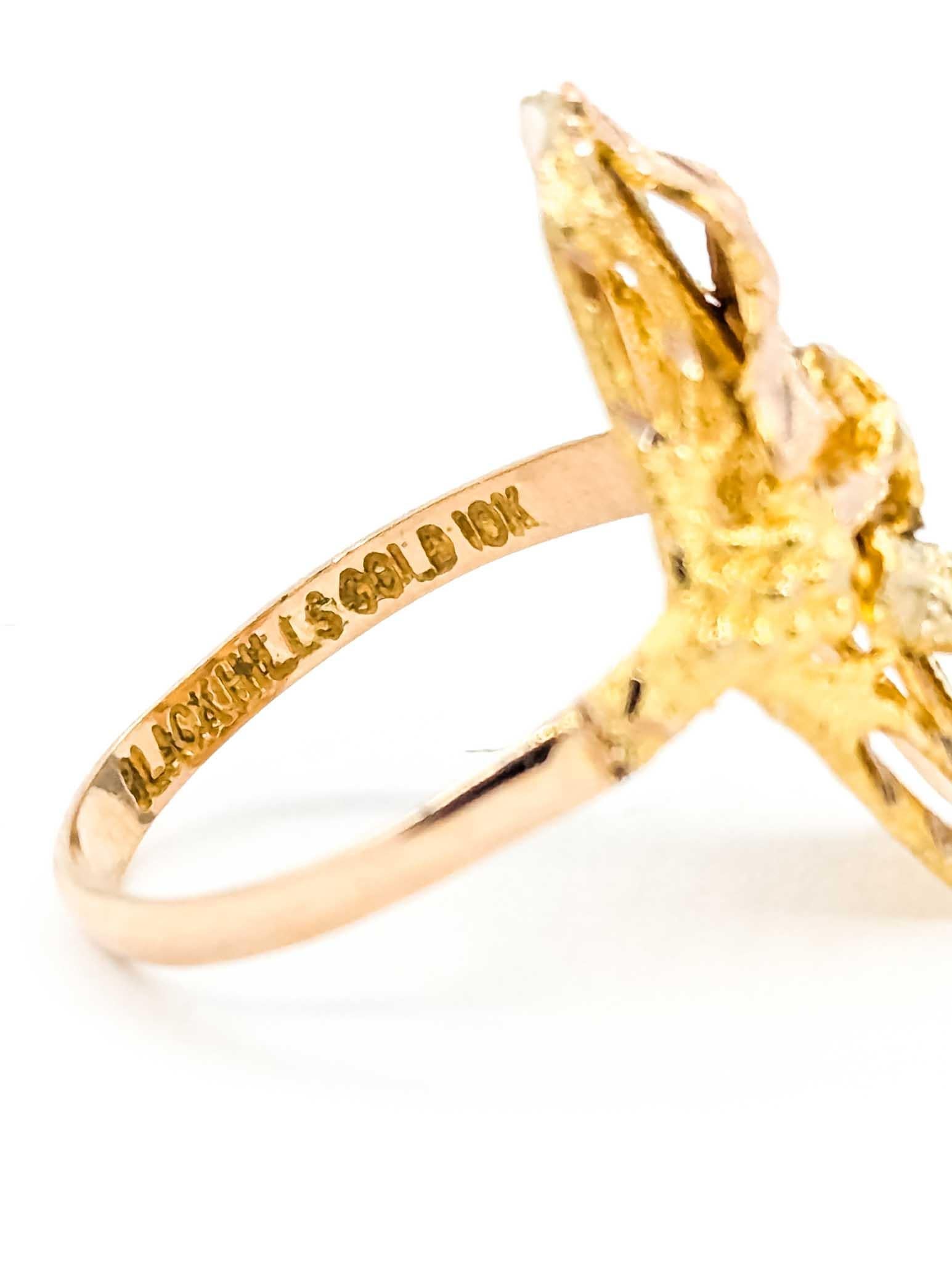 Black Hills Gold Leaf Motif Ring in 10k Tri-Color Gold in vendita 5