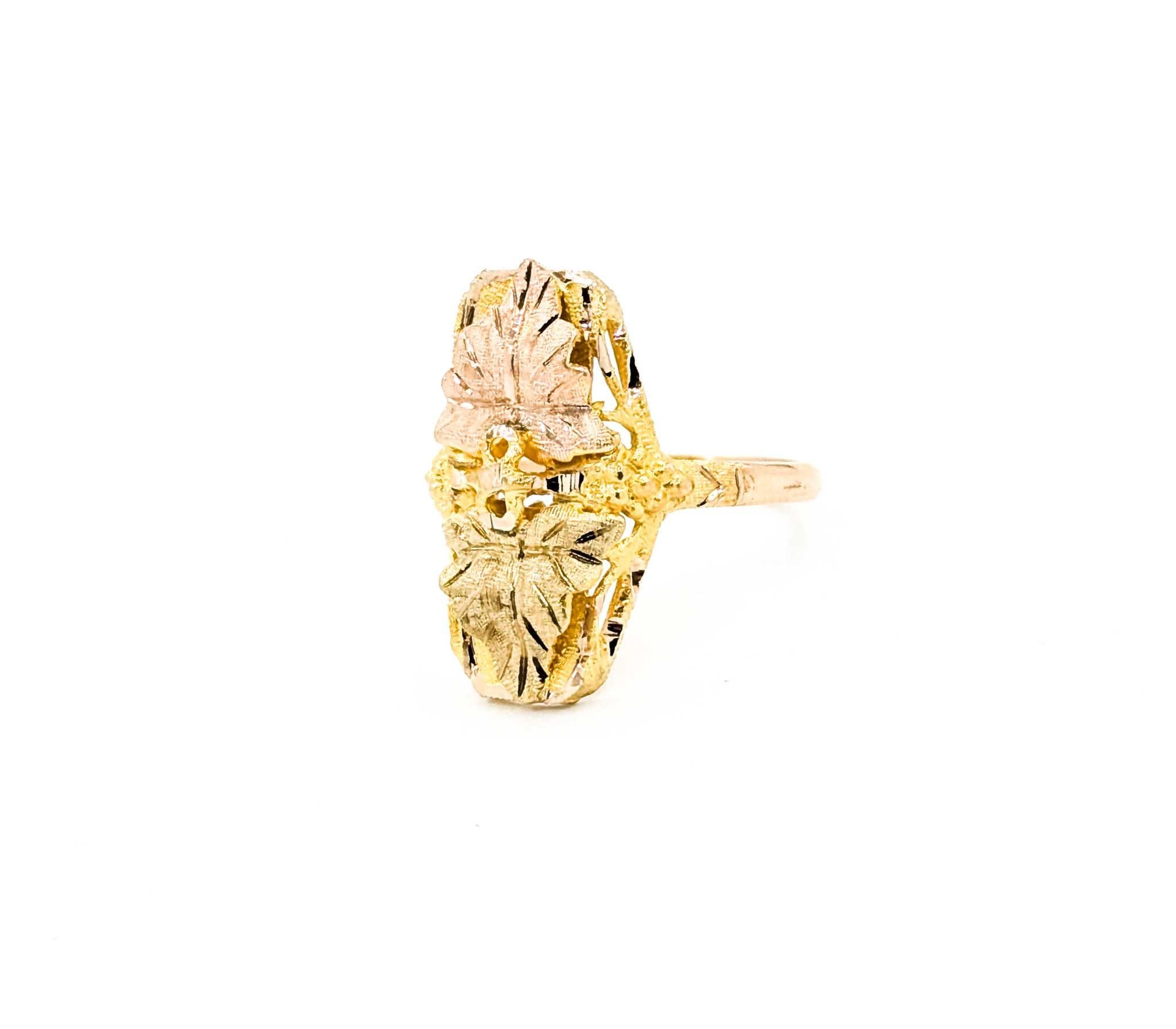 Rétro Black Hills Gold Leaf Motif Ring in 10k Tri-Color Gold in vendita
