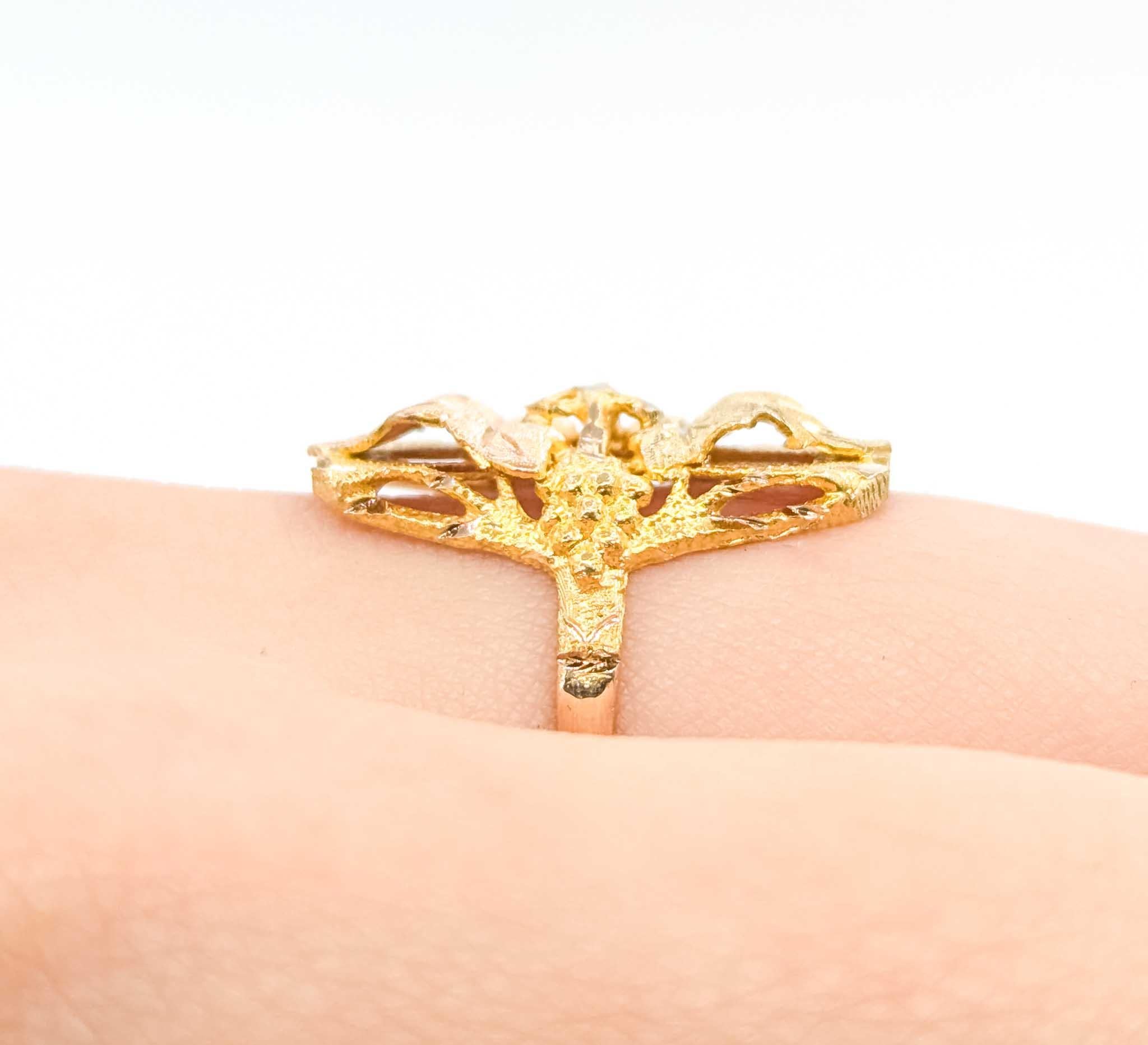 Black Hills Gold Leaf Motif Ring in 10k Tri-Color Gold In condizioni ottime in vendita a Bloomington, MN