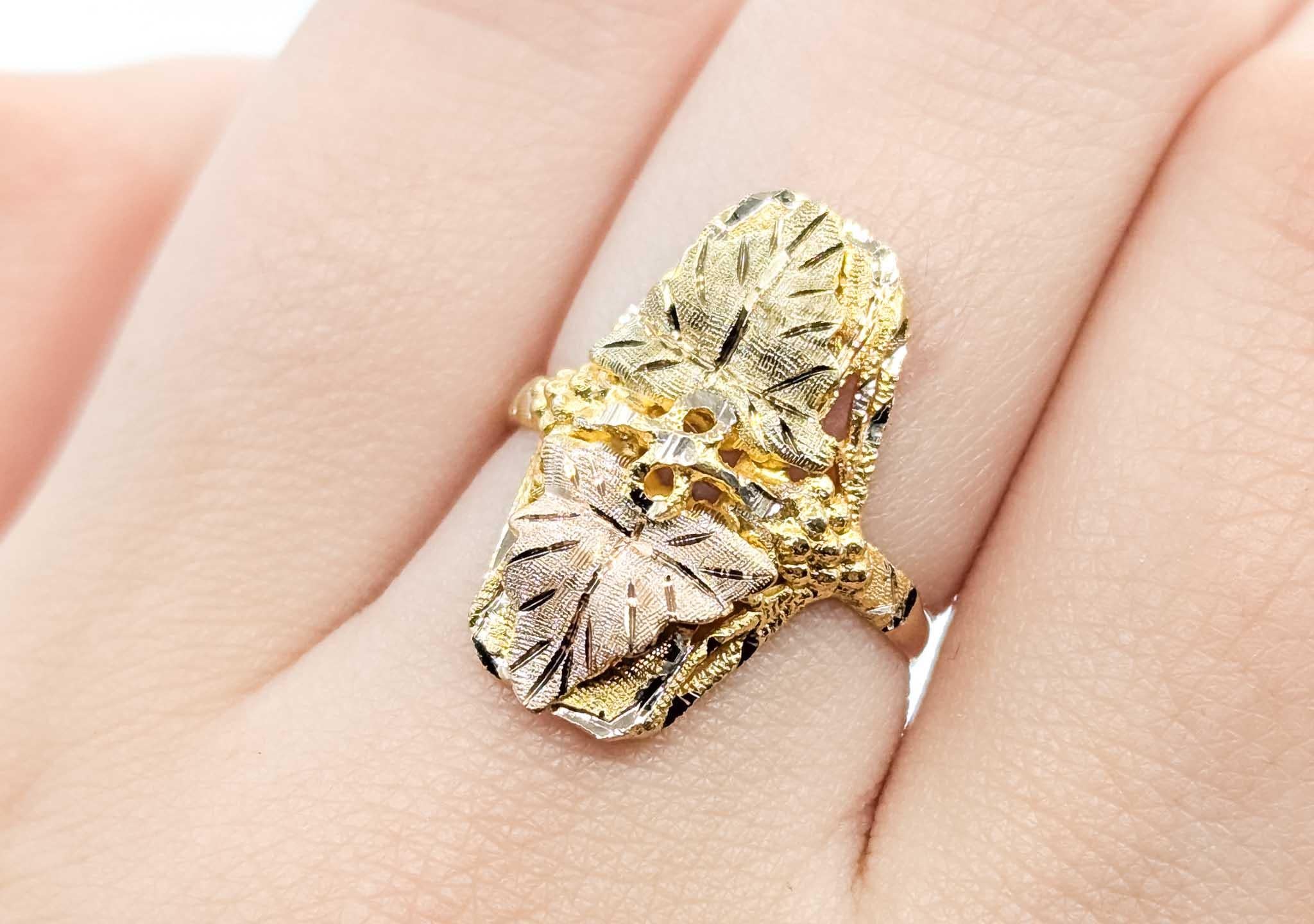 Donna Black Hills Gold Leaf Motif Ring in 10k Tri-Color Gold in vendita