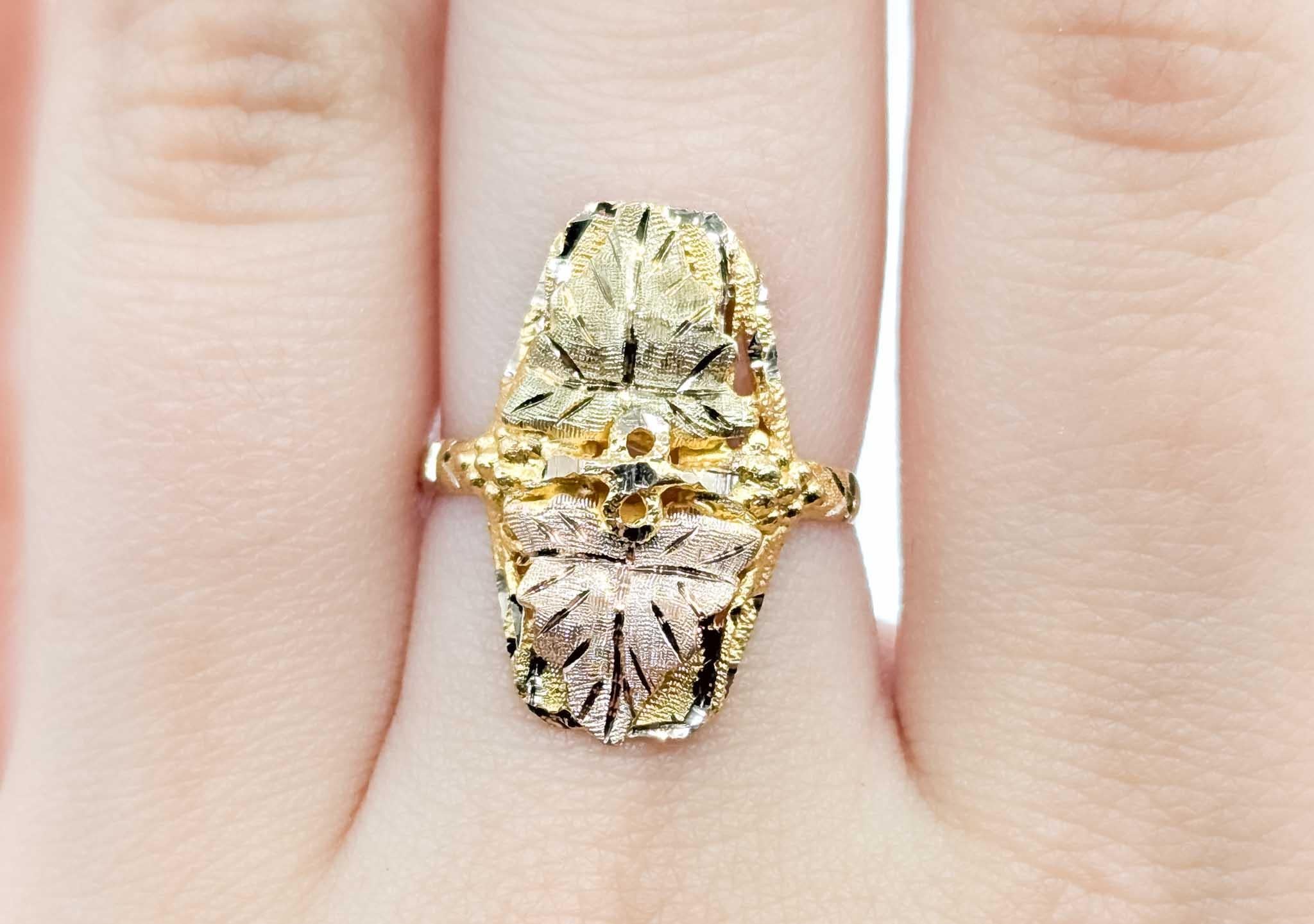 Black Hills Gold Leaf Motif Ring in 10k Tri-Color Gold in vendita 1