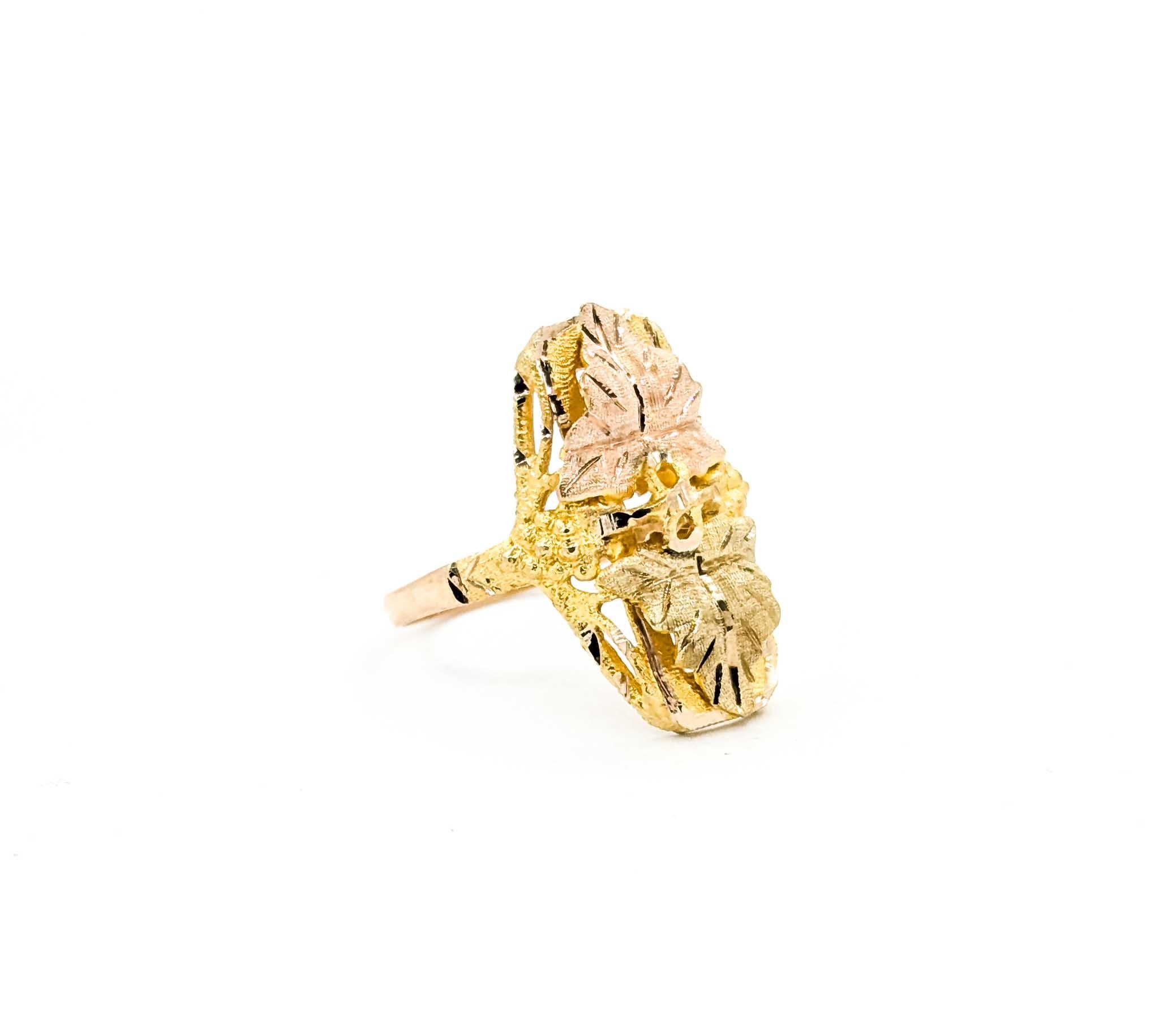Black Hills Gold Leaf Motif Ring in 10k Tri-Color Gold in vendita 2