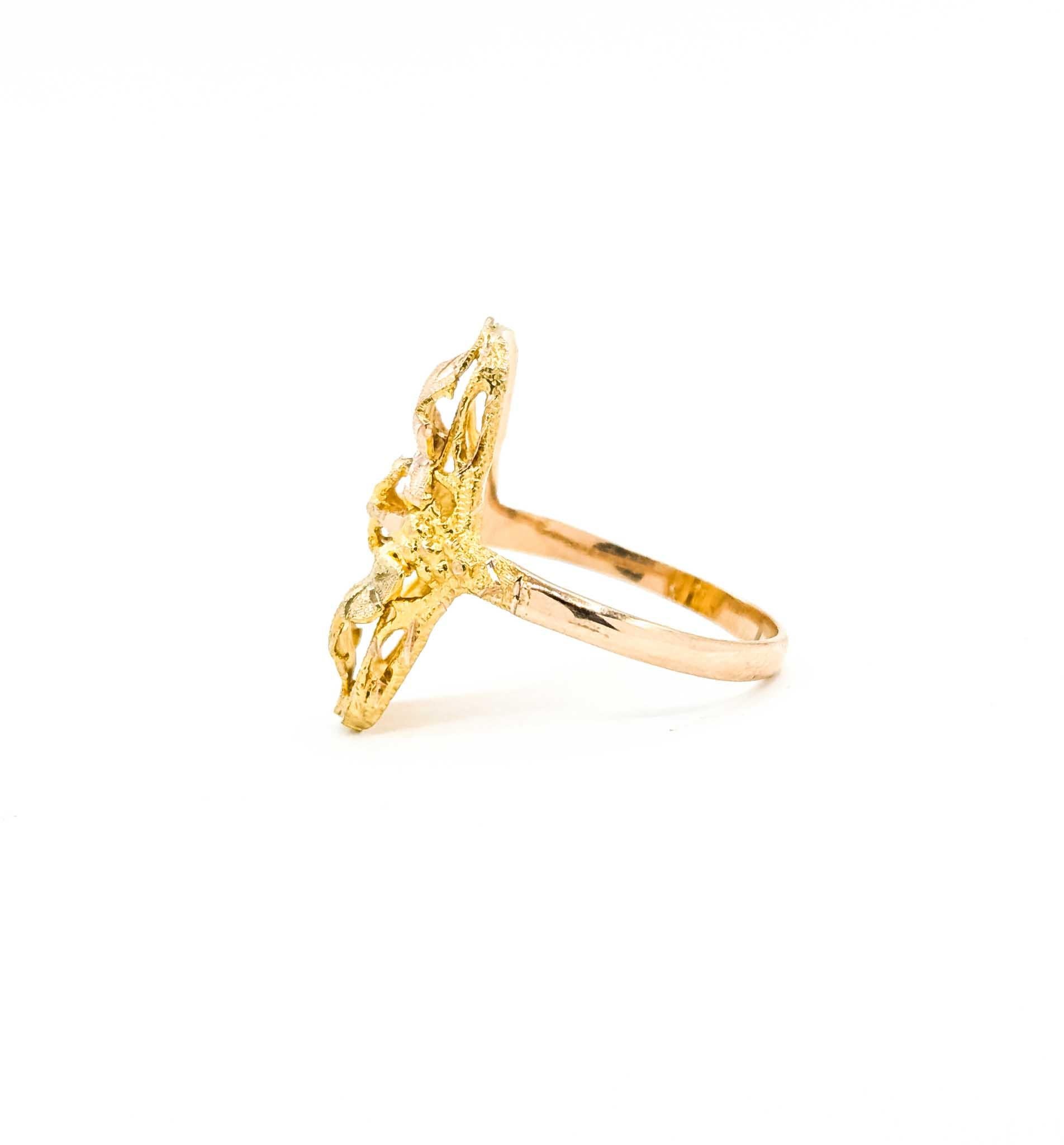 Black Hills Gold Leaf Motif Ring in 10k Tri-Color Gold in vendita 4