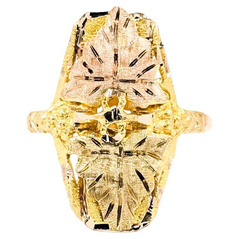 Black Hills Gold Leaf Motif Ring in 10k Tri-Color Gold in vendita