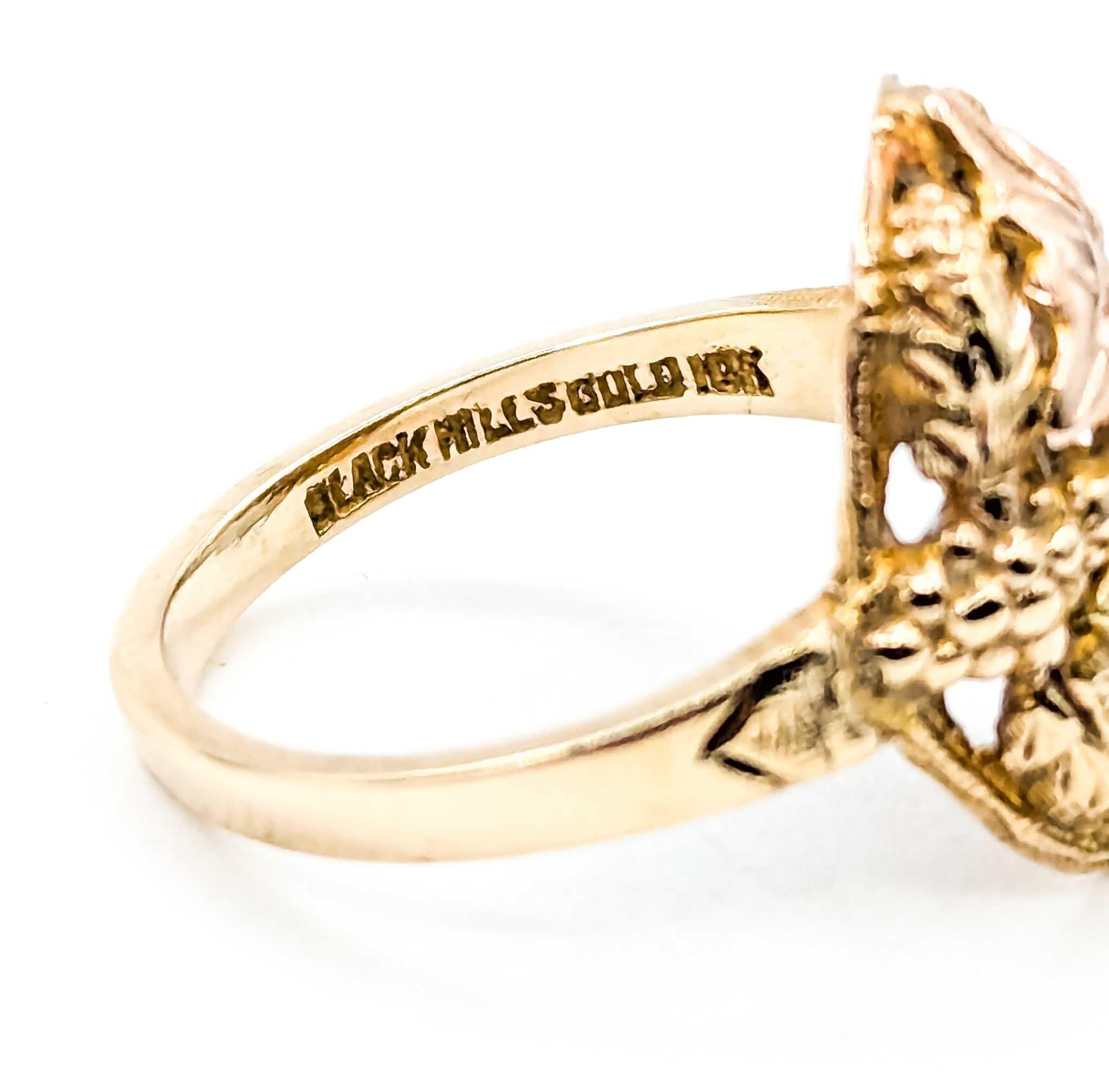 Black Hills Gold Leaf Motif Ring in 10k Tri-Tone Gold in vendita 5