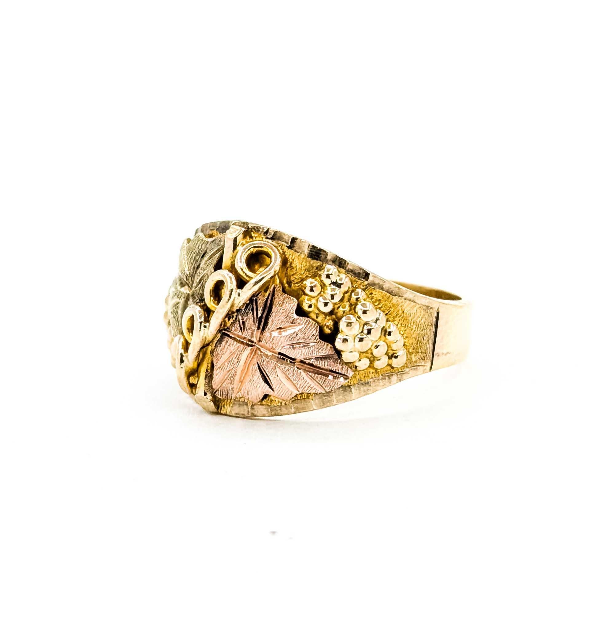 Black Hills Gold Blattmotiv Ring aus 10k dreifarbigem Gold (Zeitgenössisch) im Angebot