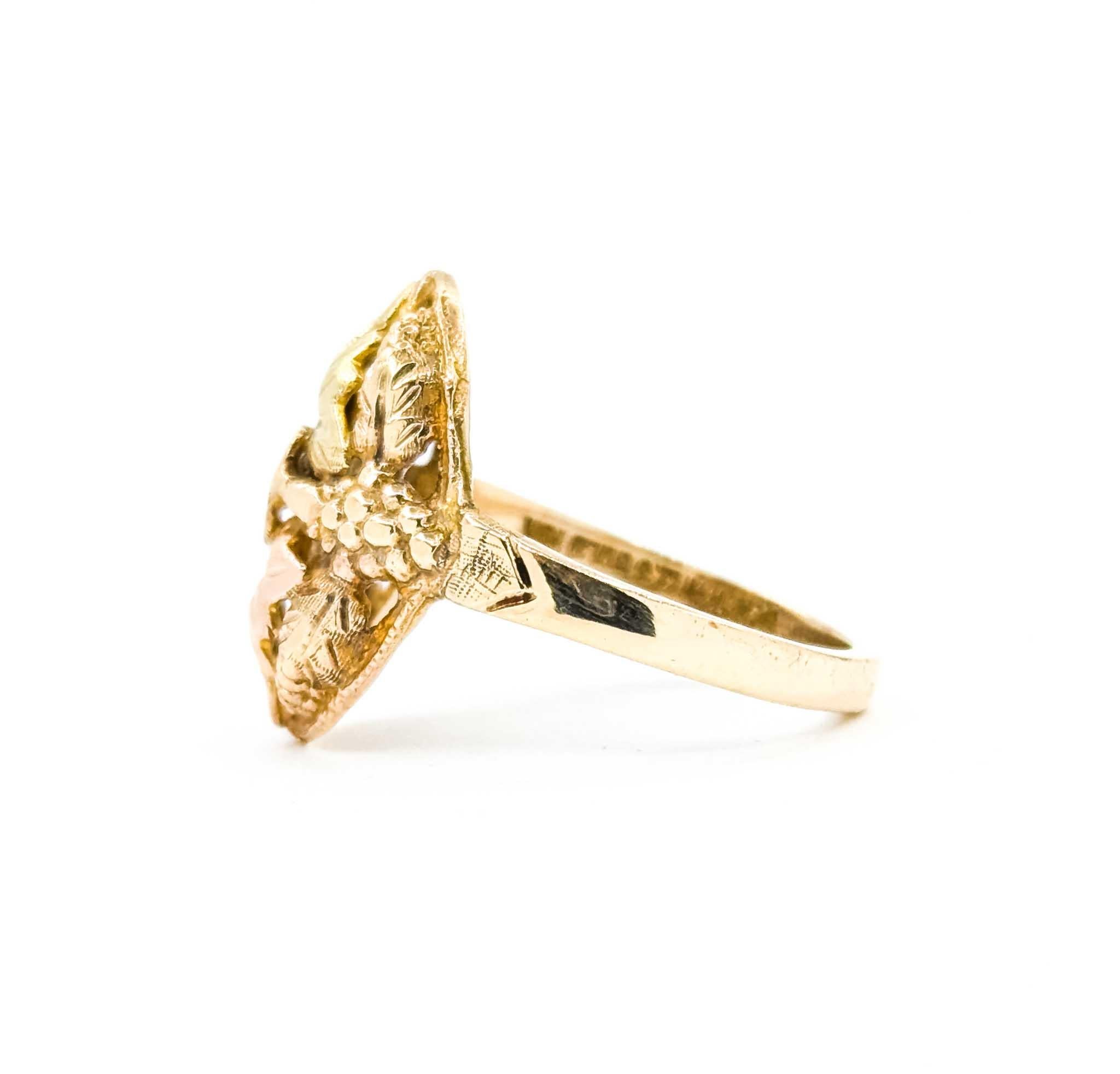 Contemporaneo Black Hills Gold Leaf Motif Ring in 10k Tri-Tone Gold in vendita
