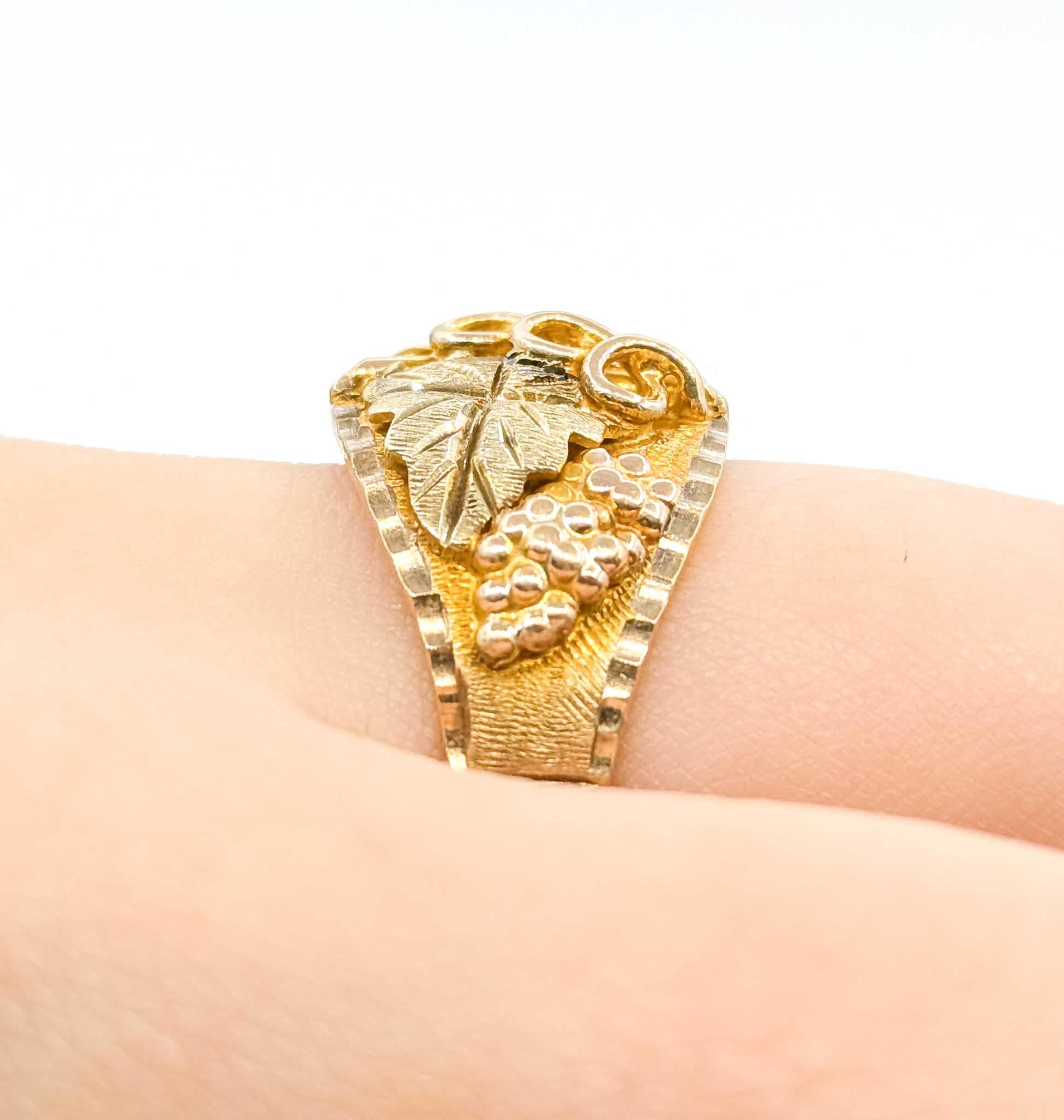 Black Hills Gold Blattmotiv Ring aus 10k dreifarbigem Gold im Zustand „Hervorragend“ im Angebot in Bloomington, MN