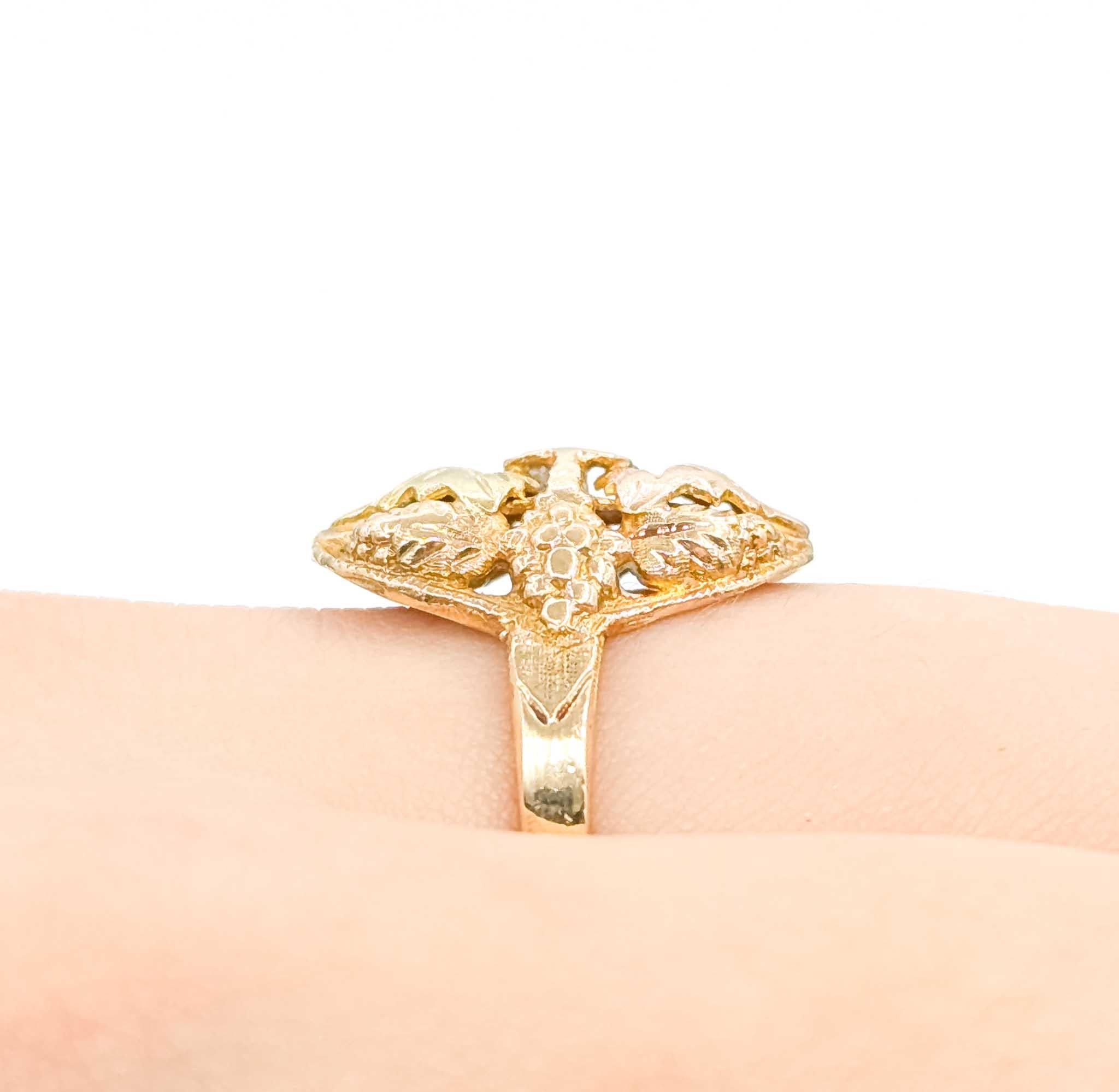 Black Hills Gold Leaf Motif Ring in 10k Tri-Tone Gold In condizioni ottime in vendita a Bloomington, MN