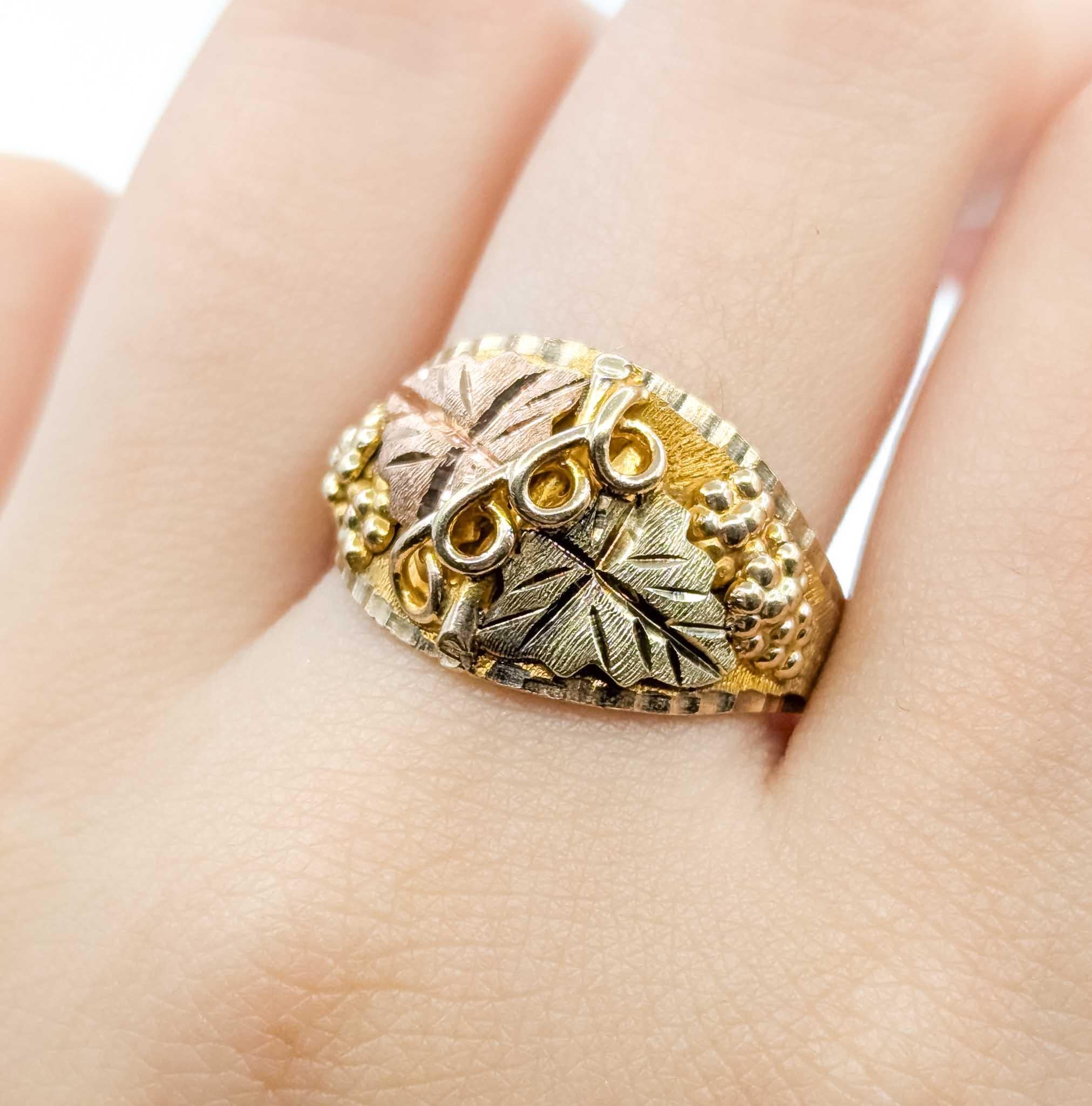 Black Hills Gold Blattmotiv Ring aus 10k dreifarbigem Gold Damen im Angebot