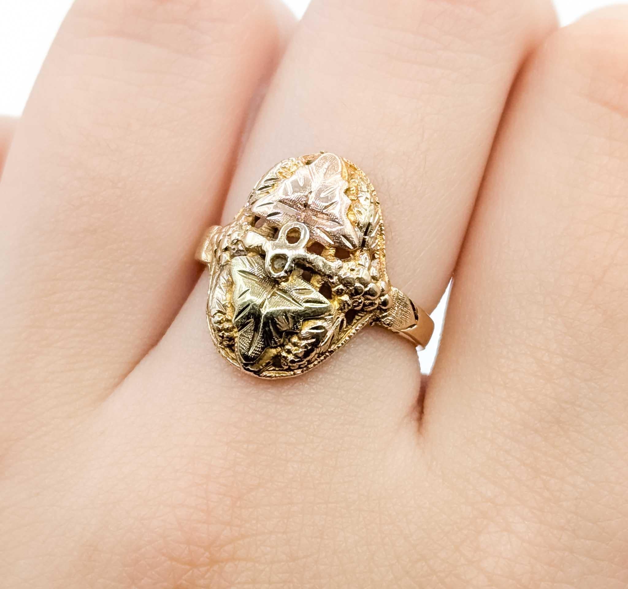 Donna Black Hills Gold Leaf Motif Ring in 10k Tri-Tone Gold in vendita