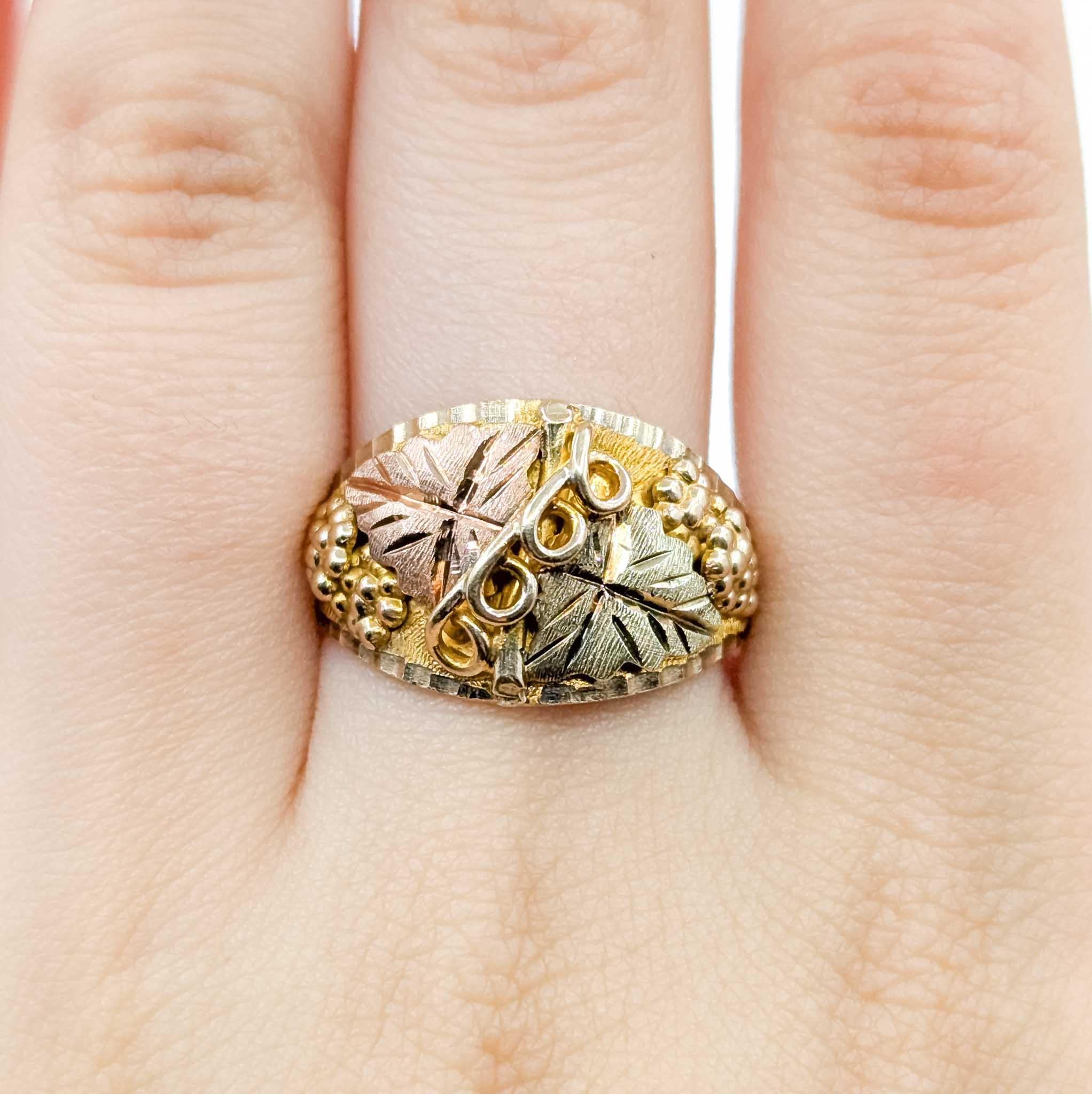 Black Hills Gold Blattmotiv Ring aus 10k dreifarbigem Gold im Angebot 1
