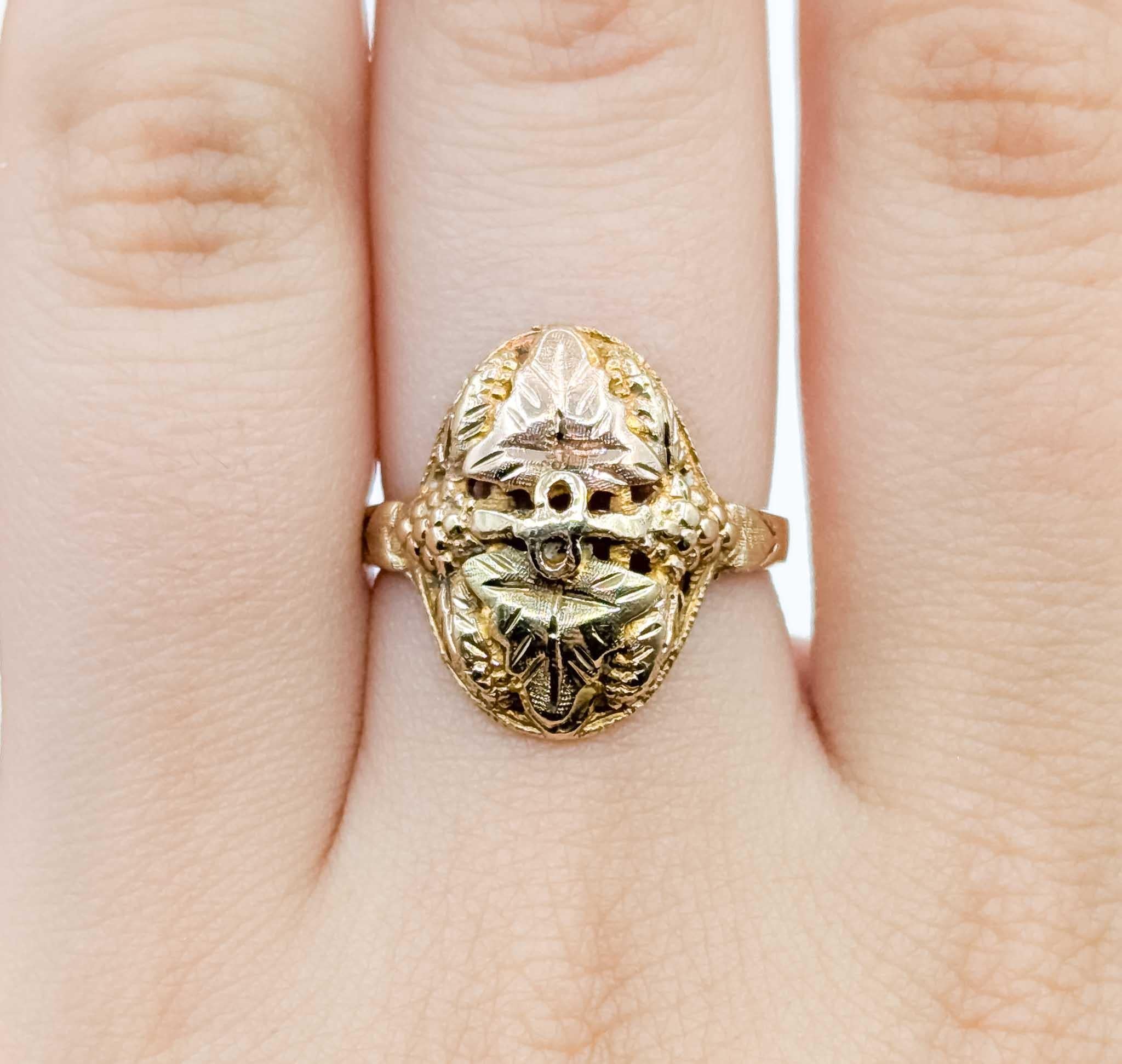 Black Hills Gold Leaf Motif Ring in 10k Tri-Tone Gold in vendita 1