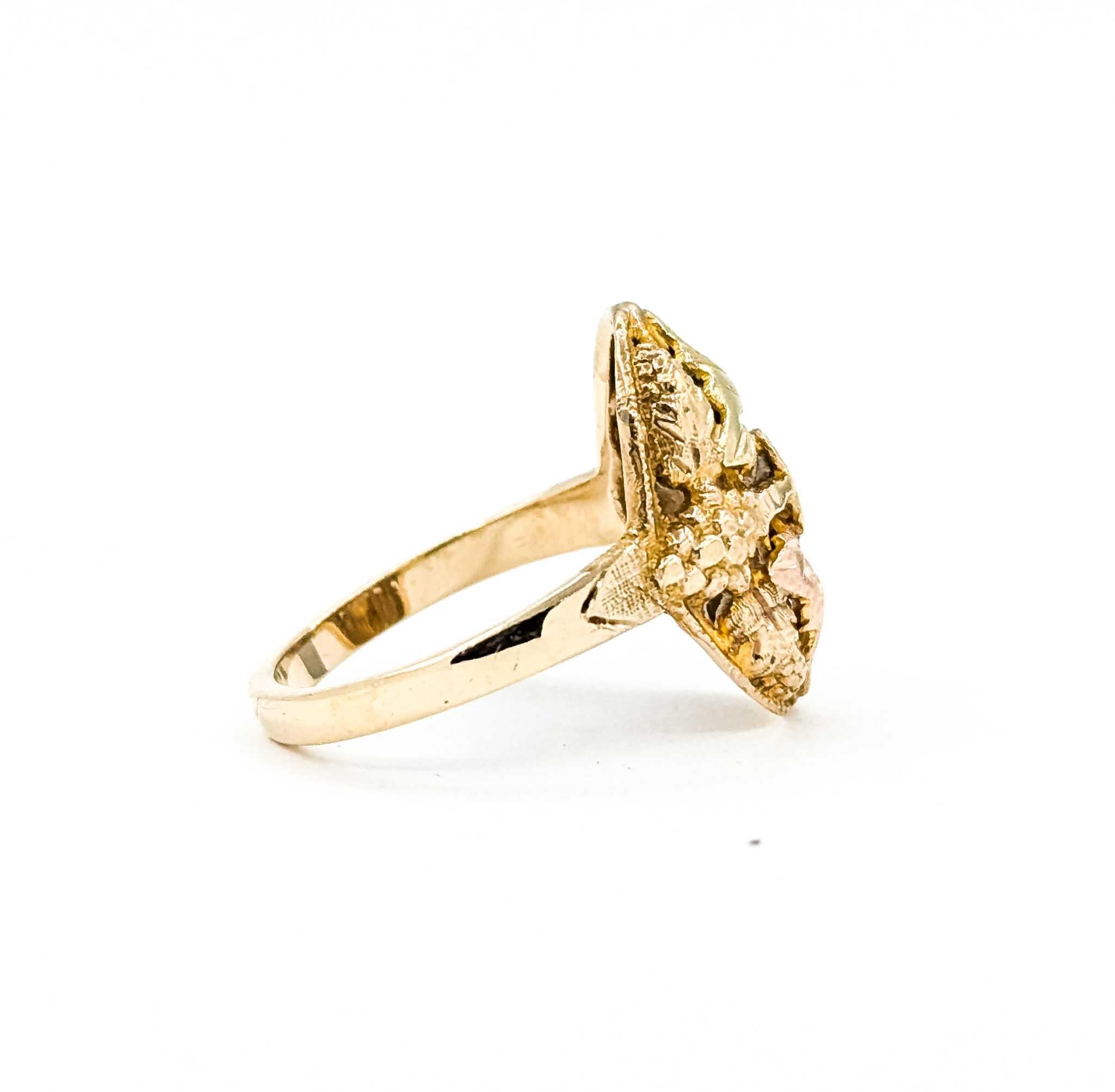 Black Hills Gold Leaf Motif Ring in 10k Tri-Tone Gold in vendita 2