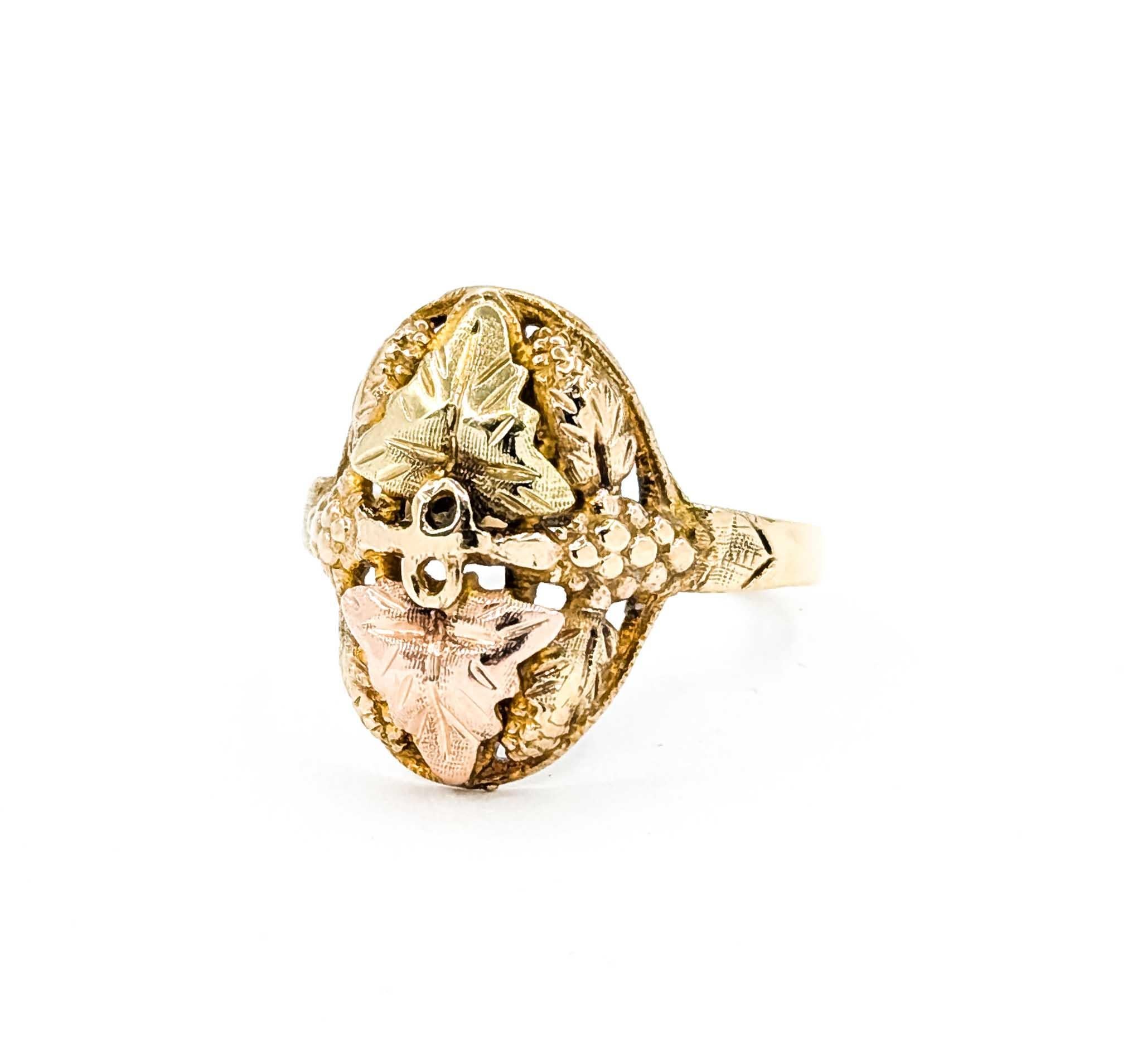 Black Hills Gold Leaf Motif Ring in 10k Tri-Tone Gold in vendita 4