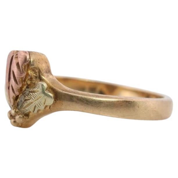 Cosecha anterior a 2000
Materiales: Oro
Color de la correa: Oro
Estilo: Minimalista
Anillo de oro de Black Hills. Banda ancha tricolor de 10k.

Detalles:
Banda de 9 mm
2,8 gramos de peso total


Talla 8